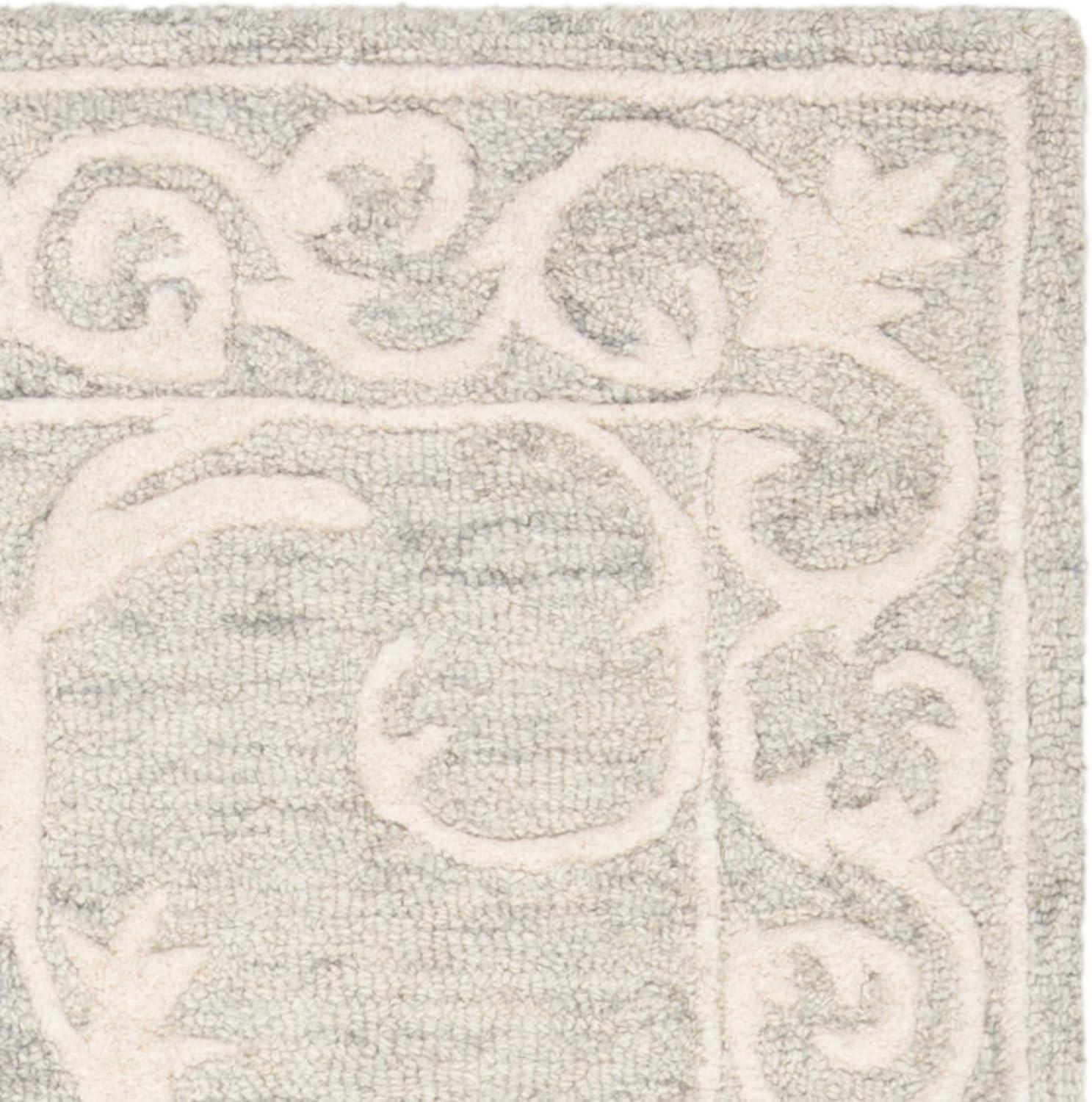 SAFAVIEH Micro-Loop Asteria Oriental Area Rug, Light Grey/Ivory, 2'6" x 4'