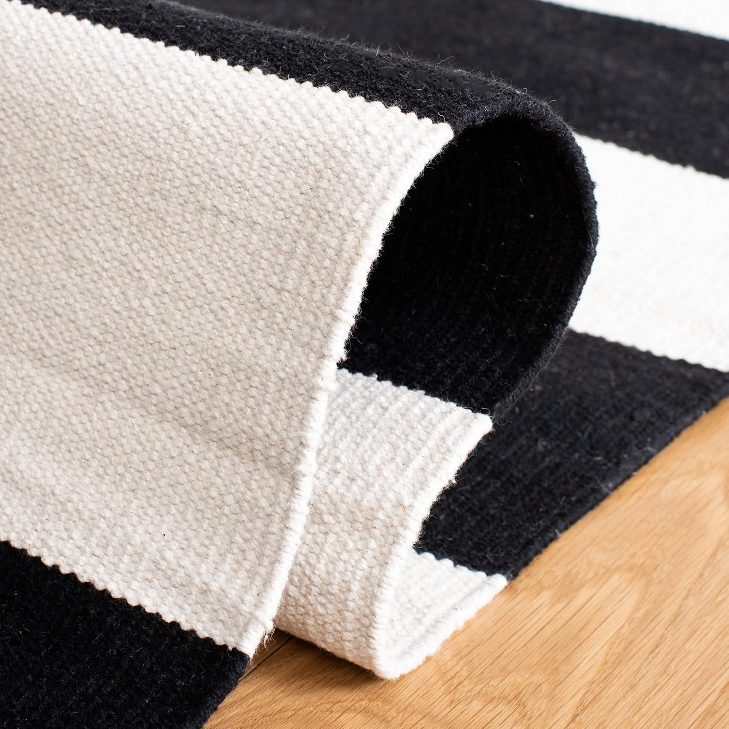 Montauk MTK712 Hand Woven Indoor Accent Rug - Black/Ivory - 4'x6' - Safavieh