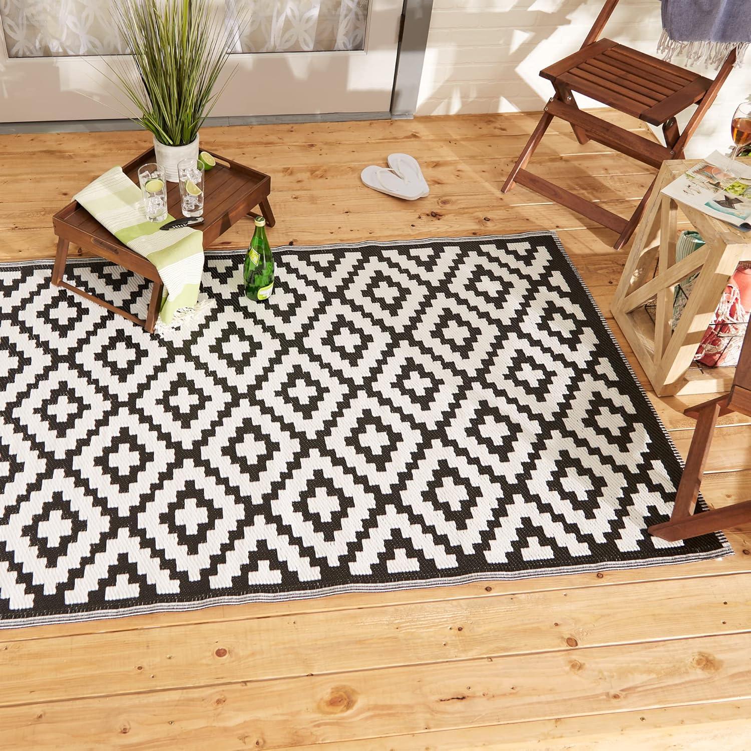 Reversible Black & White Synthetic Outdoor Rug, 4' x 6'