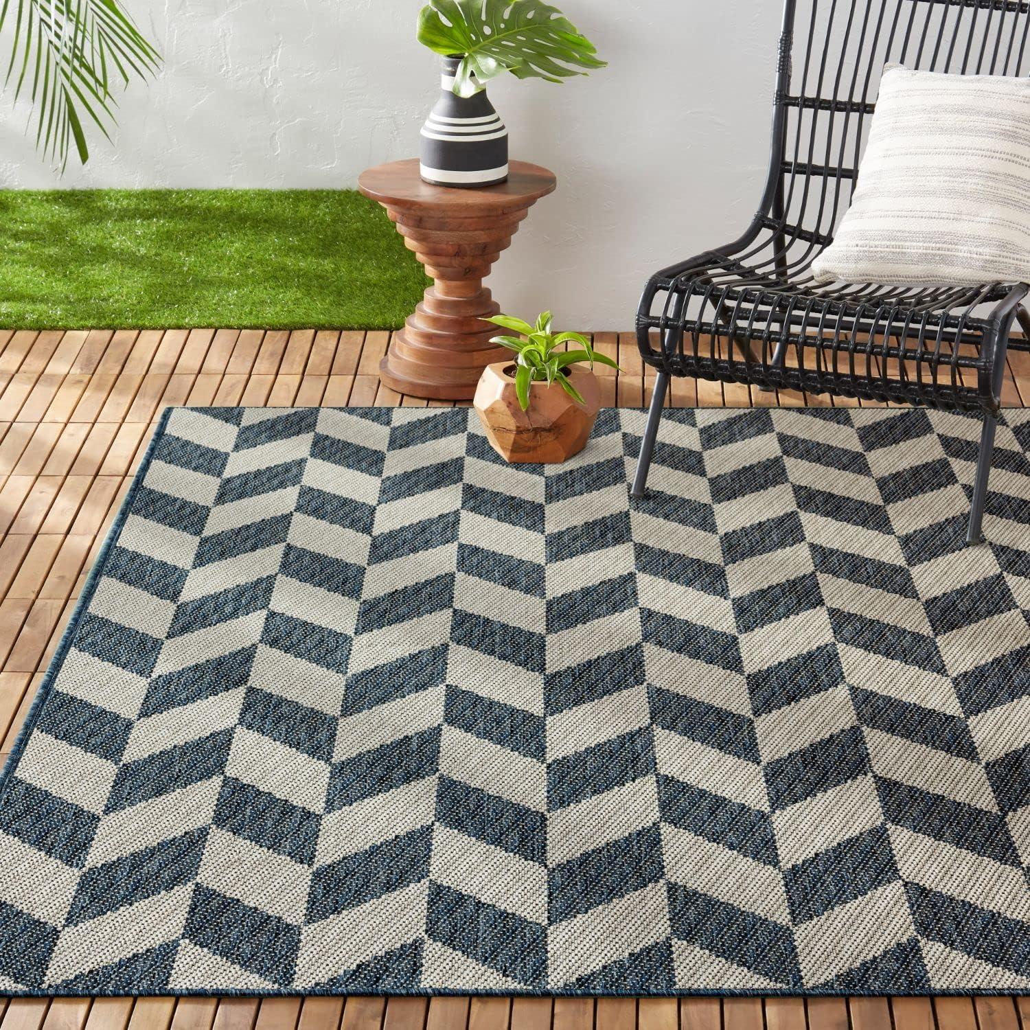 Modern Geometric Blue/Cream 5' x 7' Indoor/Outdoor Area Rug