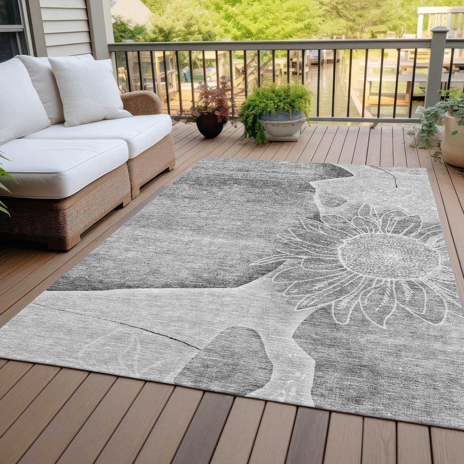 Gray Floral Synthetic Indoor/Outdoor Washable Rug 5' x 7'