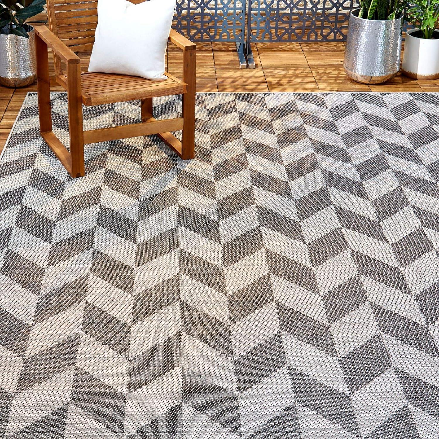 Black and Gray Geometric Synthetic Indoor/Outdoor Rug