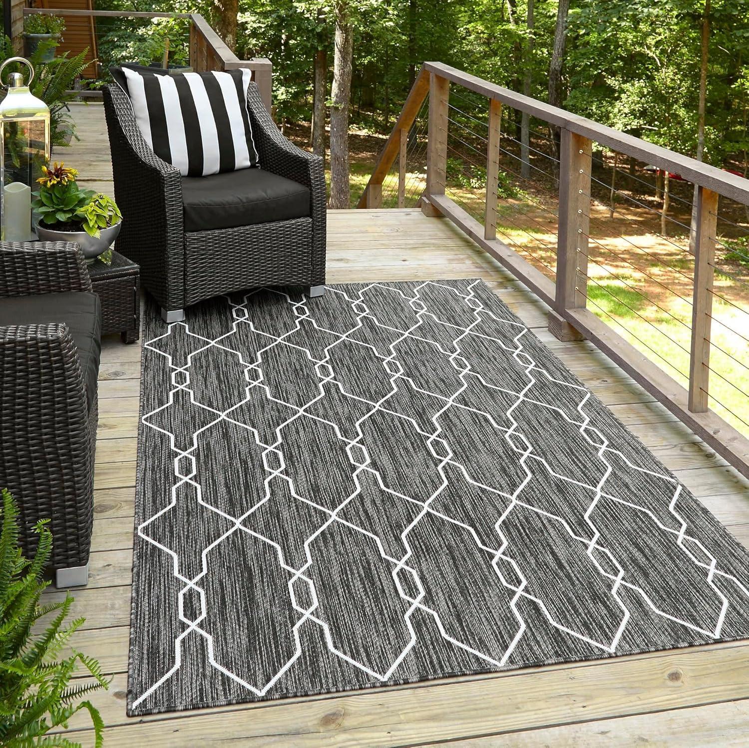 Unique Loom 4' 1 x 6' 1 Rectangle Indoor/Outdoor Trellis Charcoal Area Rug