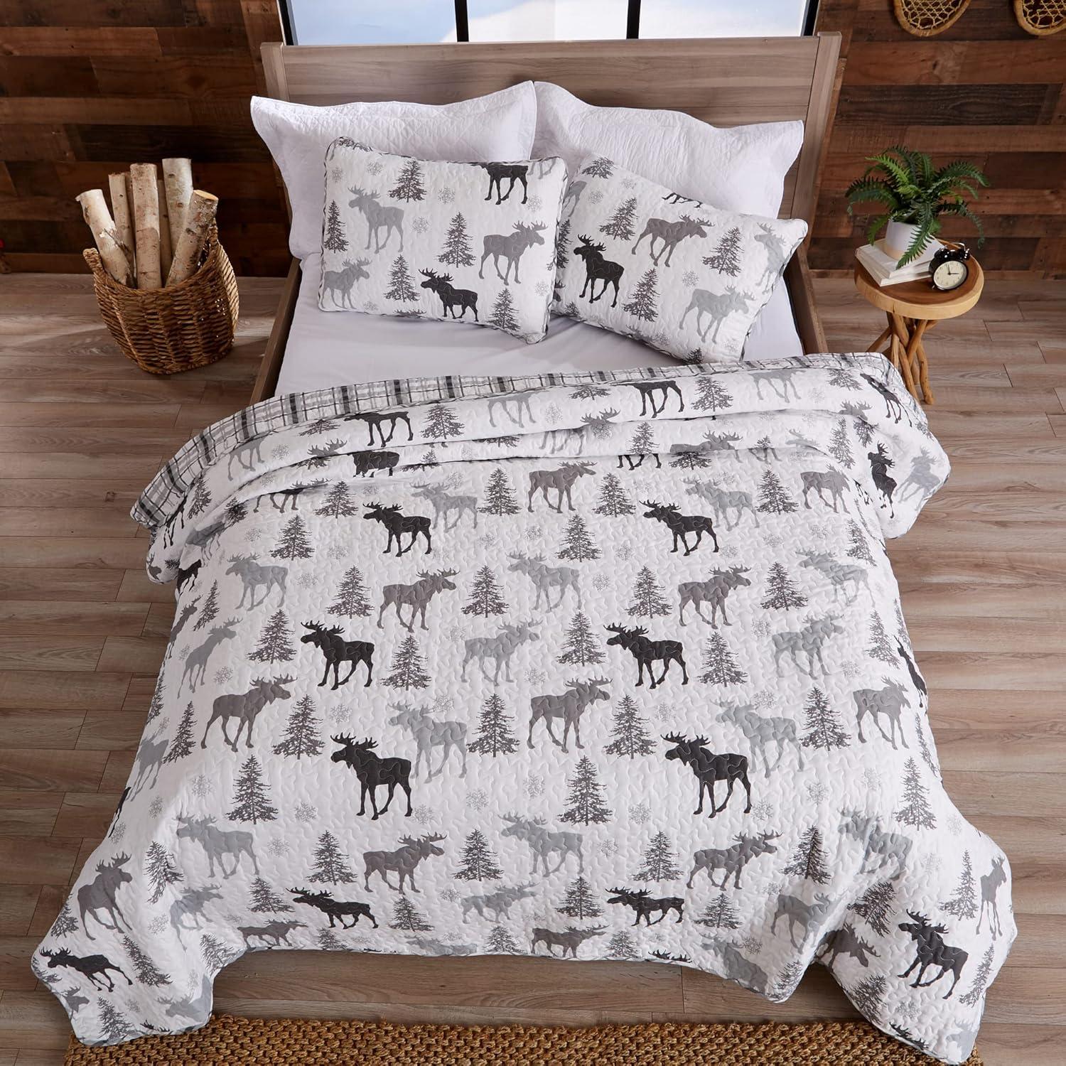 Moose Printed Reversible Patchwork Quilt Set with Shams