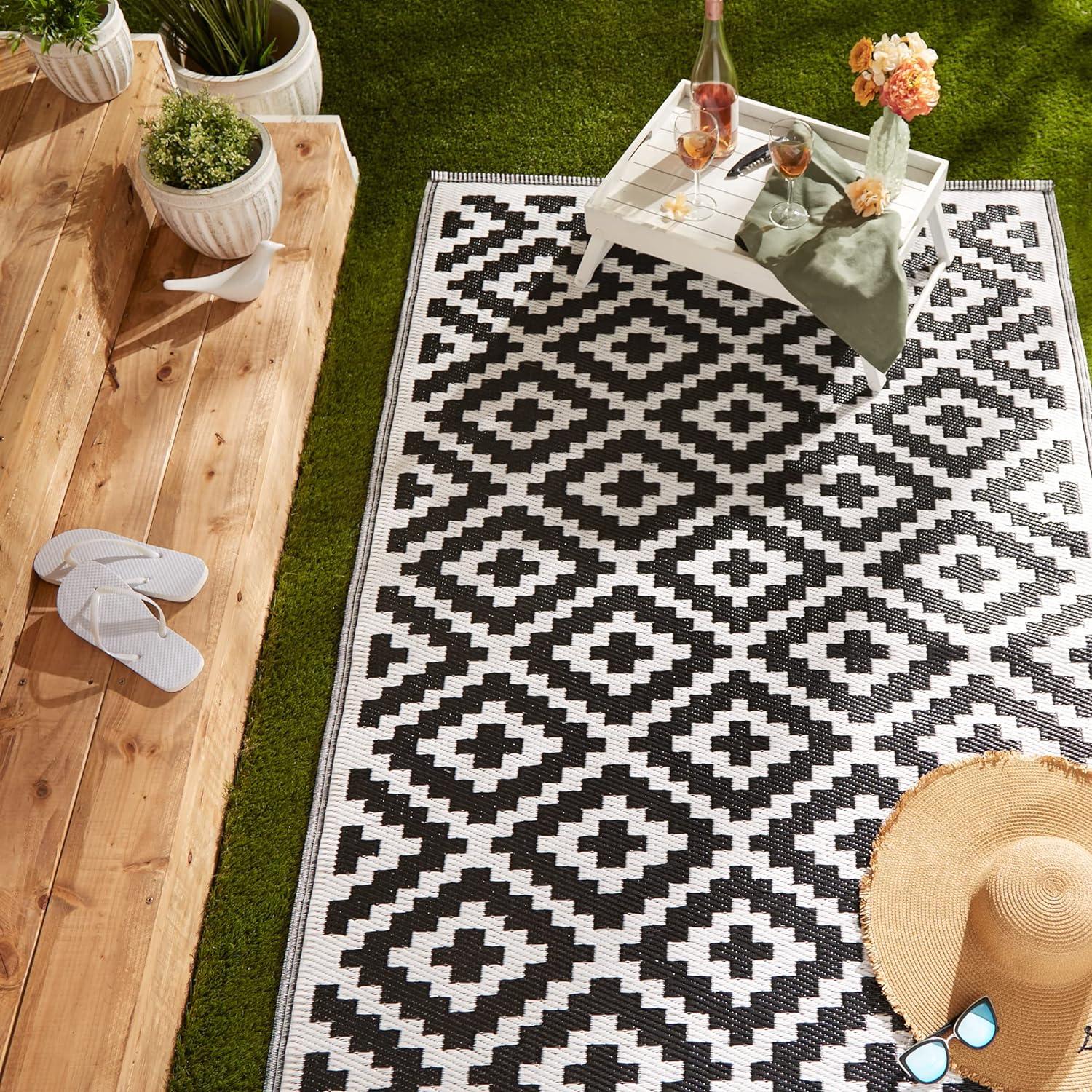 Reversible Black & White Synthetic Outdoor Rug, 4' x 6'