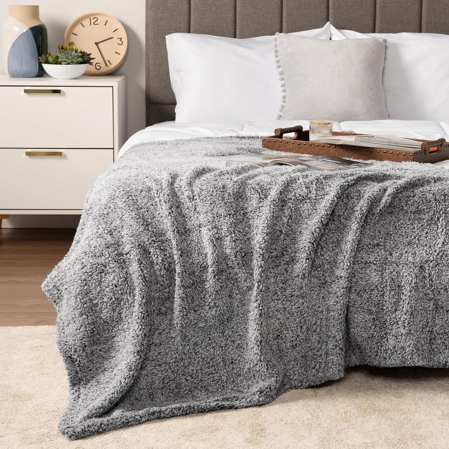 PAVILIA Plush Throw Blanket for Couch Bed, Faux Shearling Blanket and Throw for Sofa Home Decor