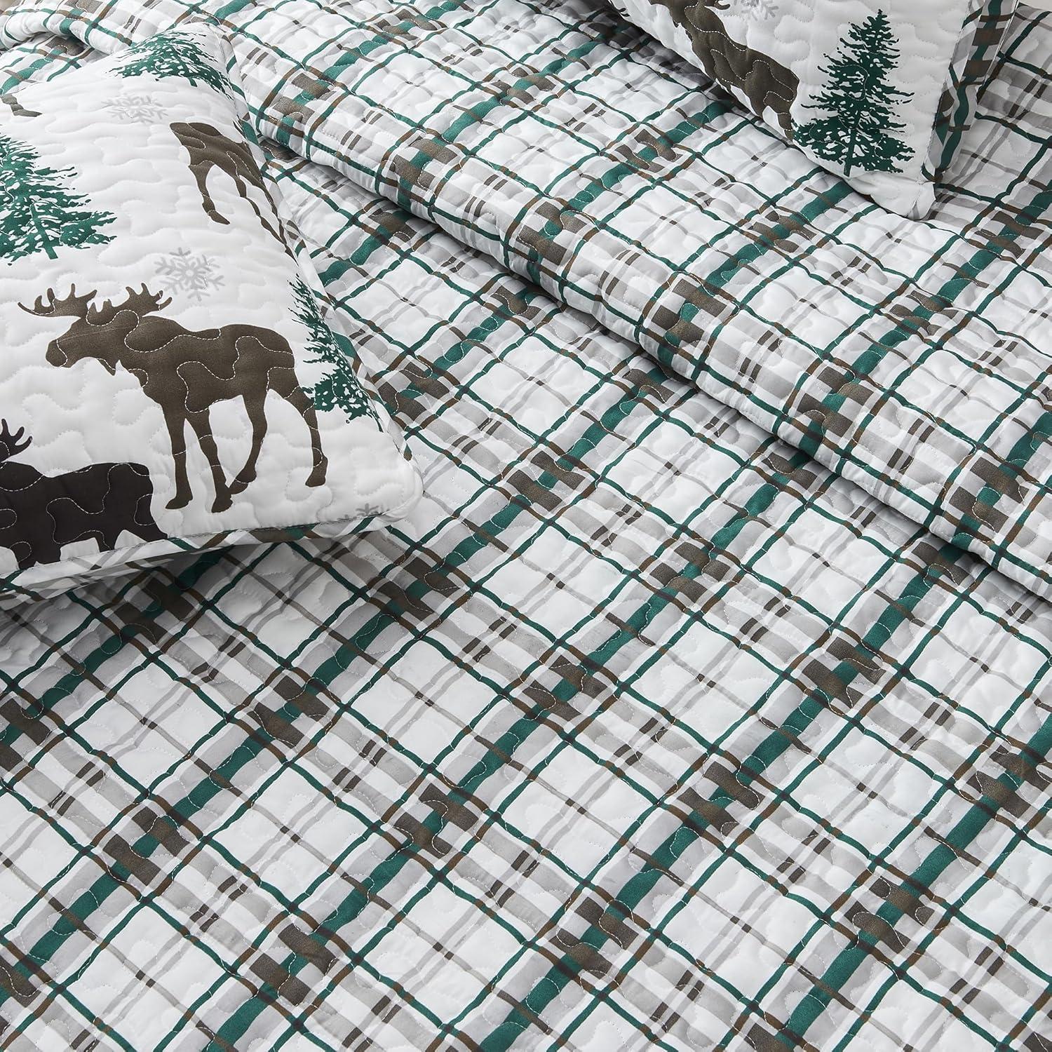 Moose Printed Reversible Patchwork Quilt Set with Shams