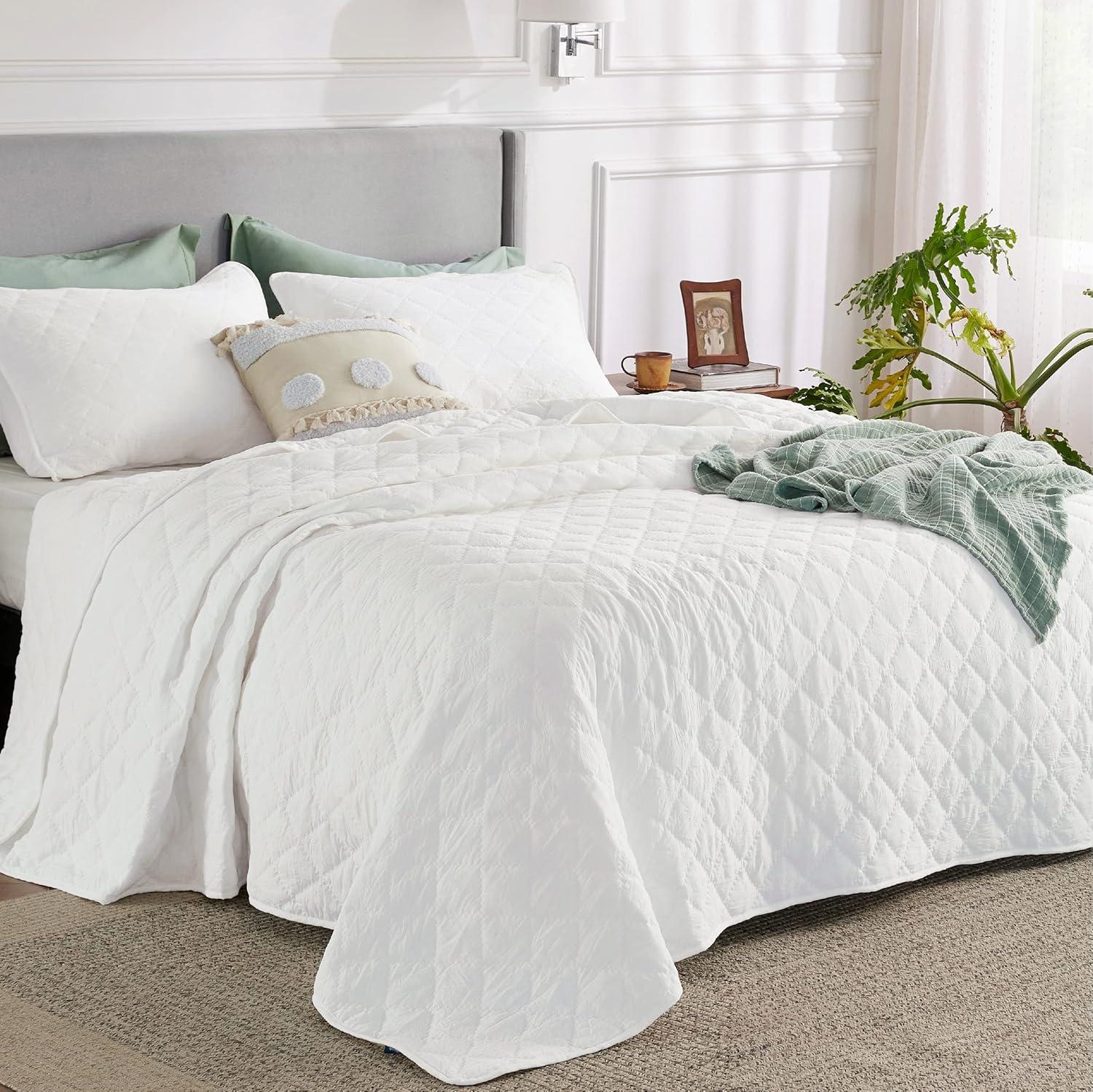 White Microfiber Queen Quilt Set with Diamond Pattern