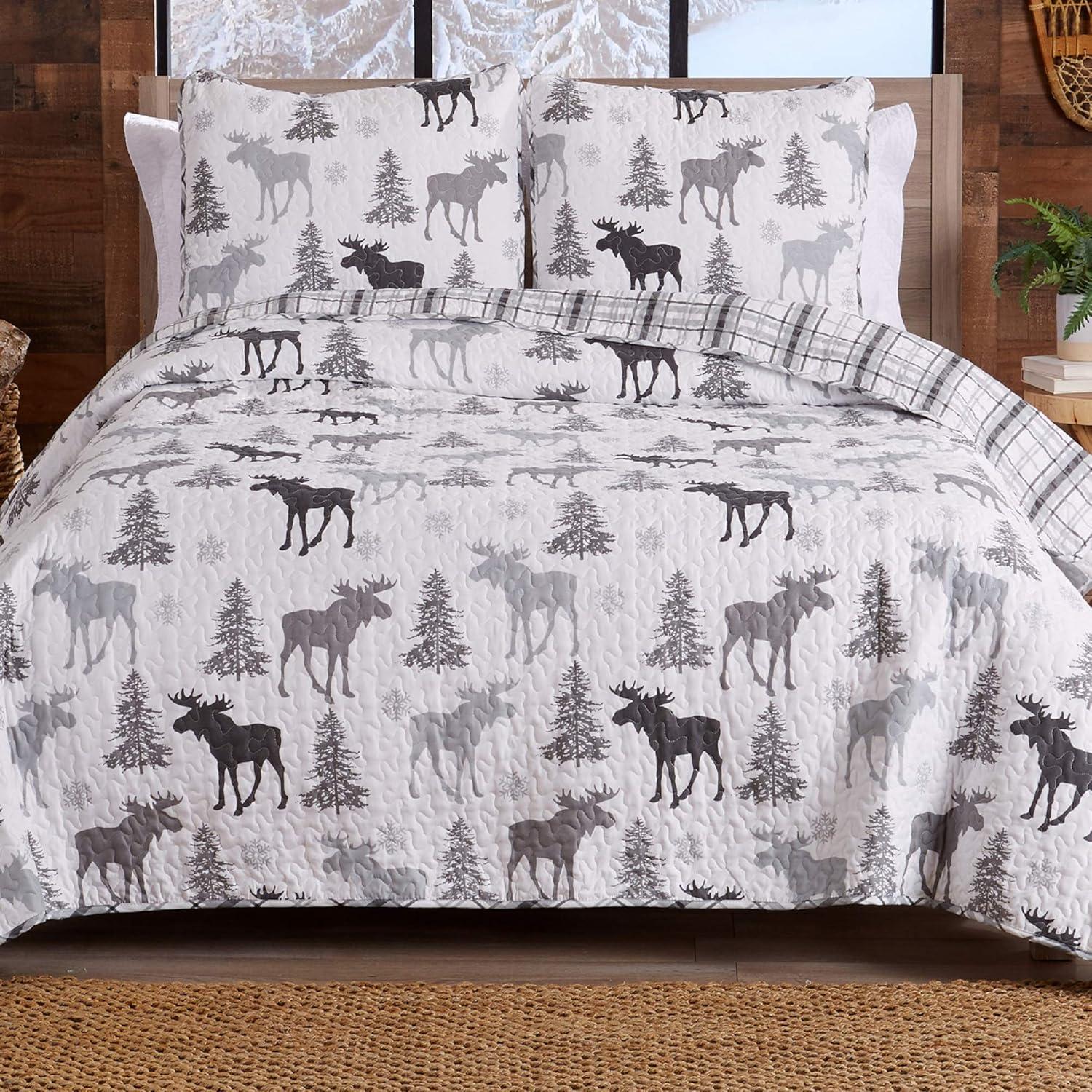 Moose Printed Reversible Patchwork Quilt Set with Shams