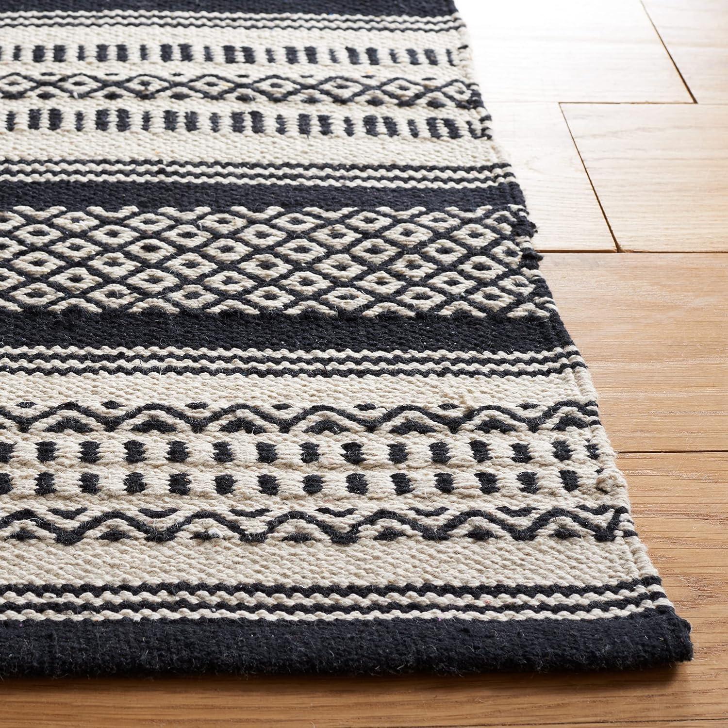 Montauk MTK728 Power Loomed Area Rug  - Safavieh