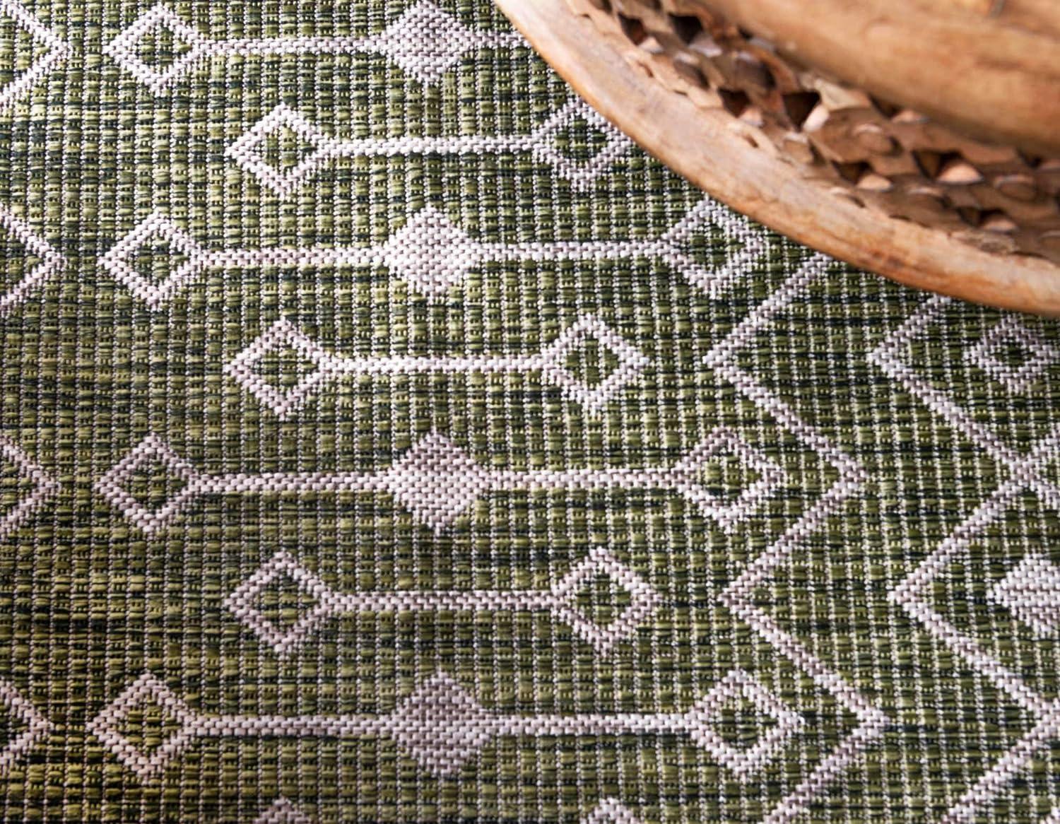 Easy-Care Green Trellis 6' x 9' Outdoor Synthetic Rug