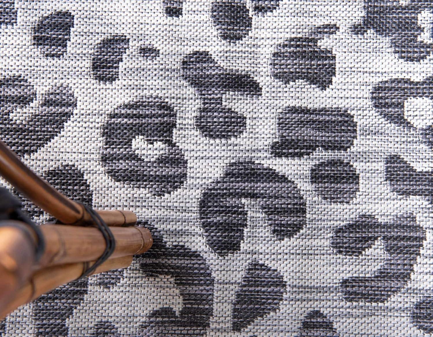 Unique Loom 4' 1 x 6' 1 Rectangle Indoor/Outdoor Safari Light Gray Area Rug