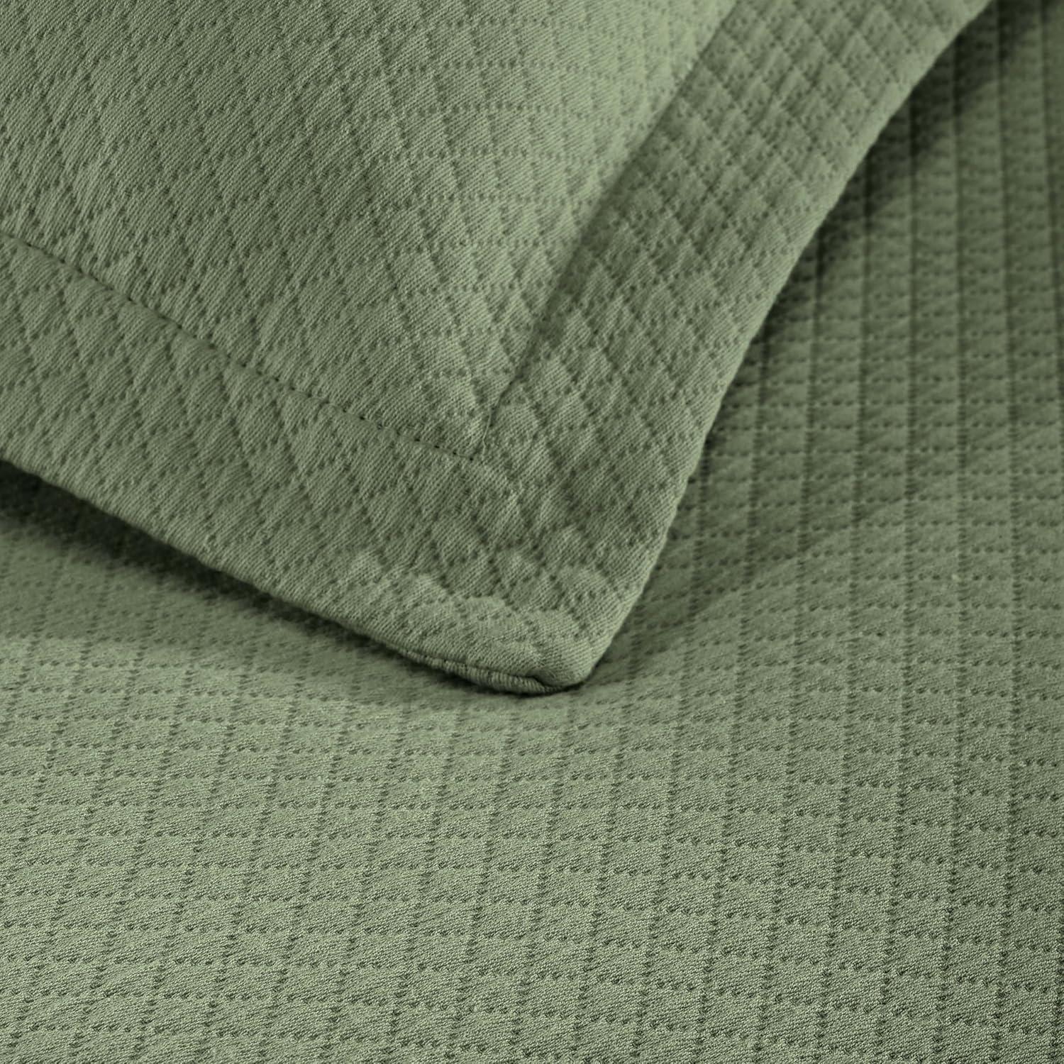 Superior Superior Solitaire Waffled Matelassé Bedspread Set with Shams