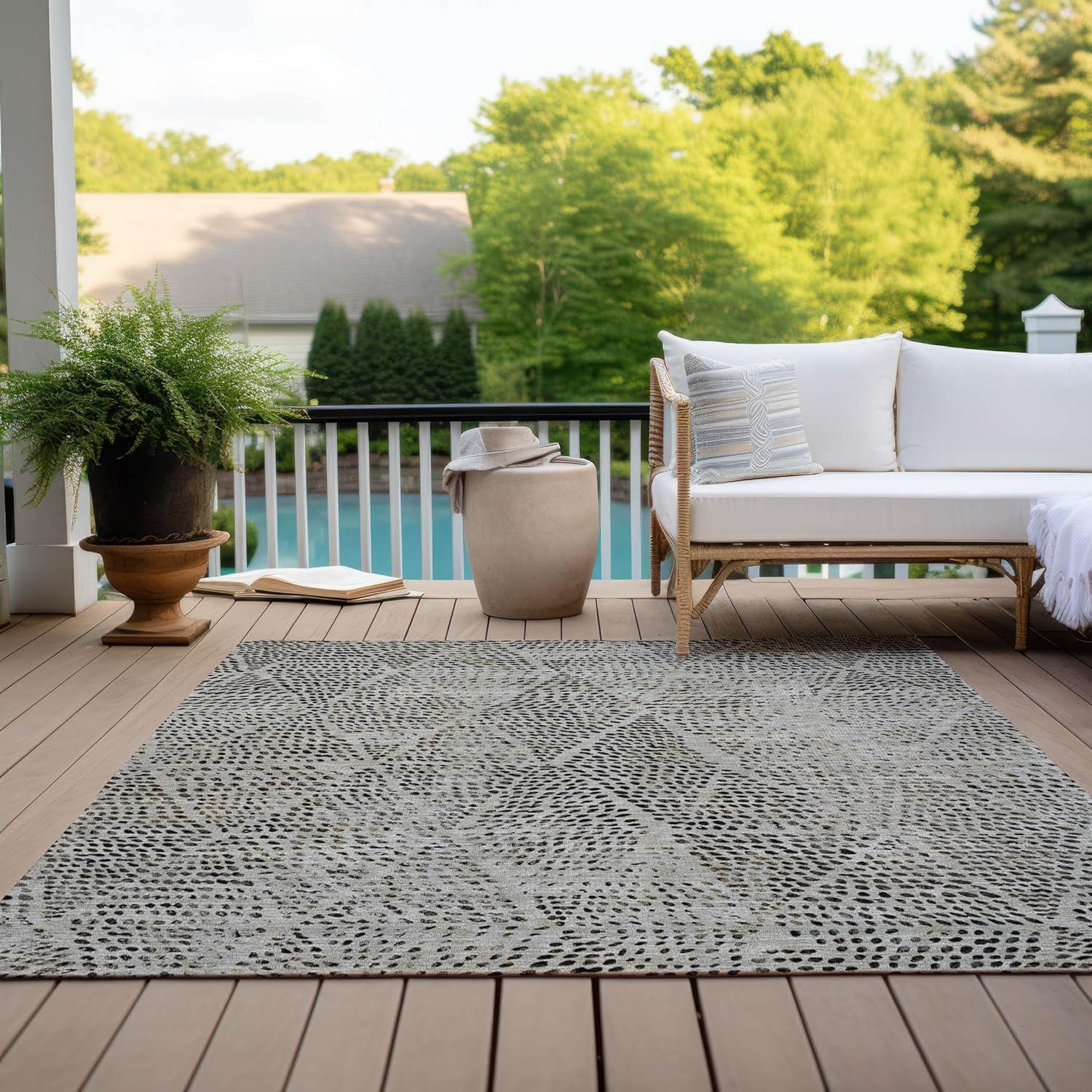 Gray Diamond Pattern Machine Washable Indoor Outdoor Rug