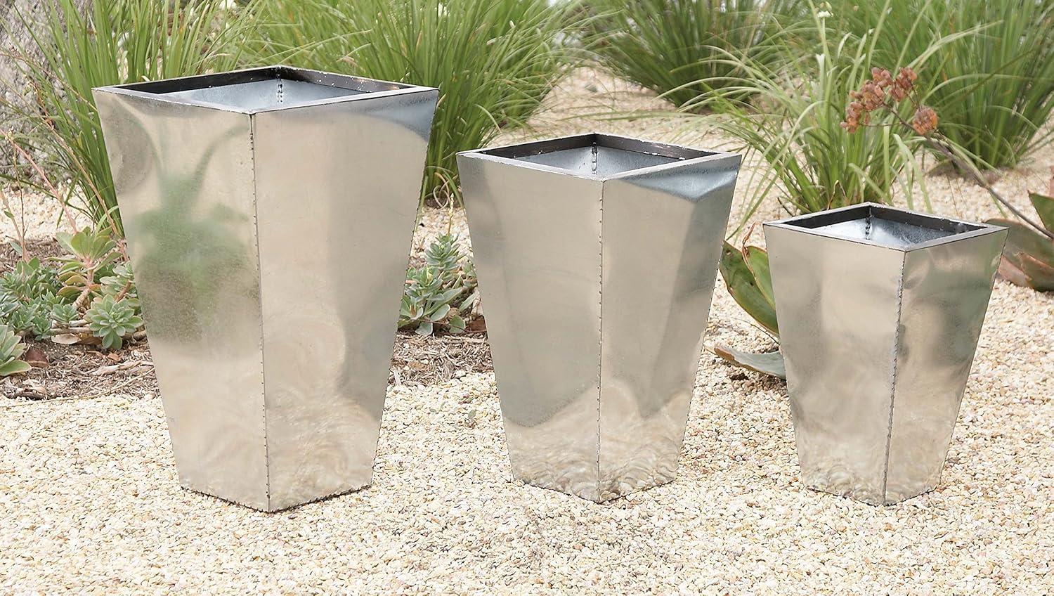 Olivia & May Set of 3 Metal Stars Indoor Outdoor Wall Decors Light Brown : Iron Frame, Farmhouse Style, Vertical Orientation