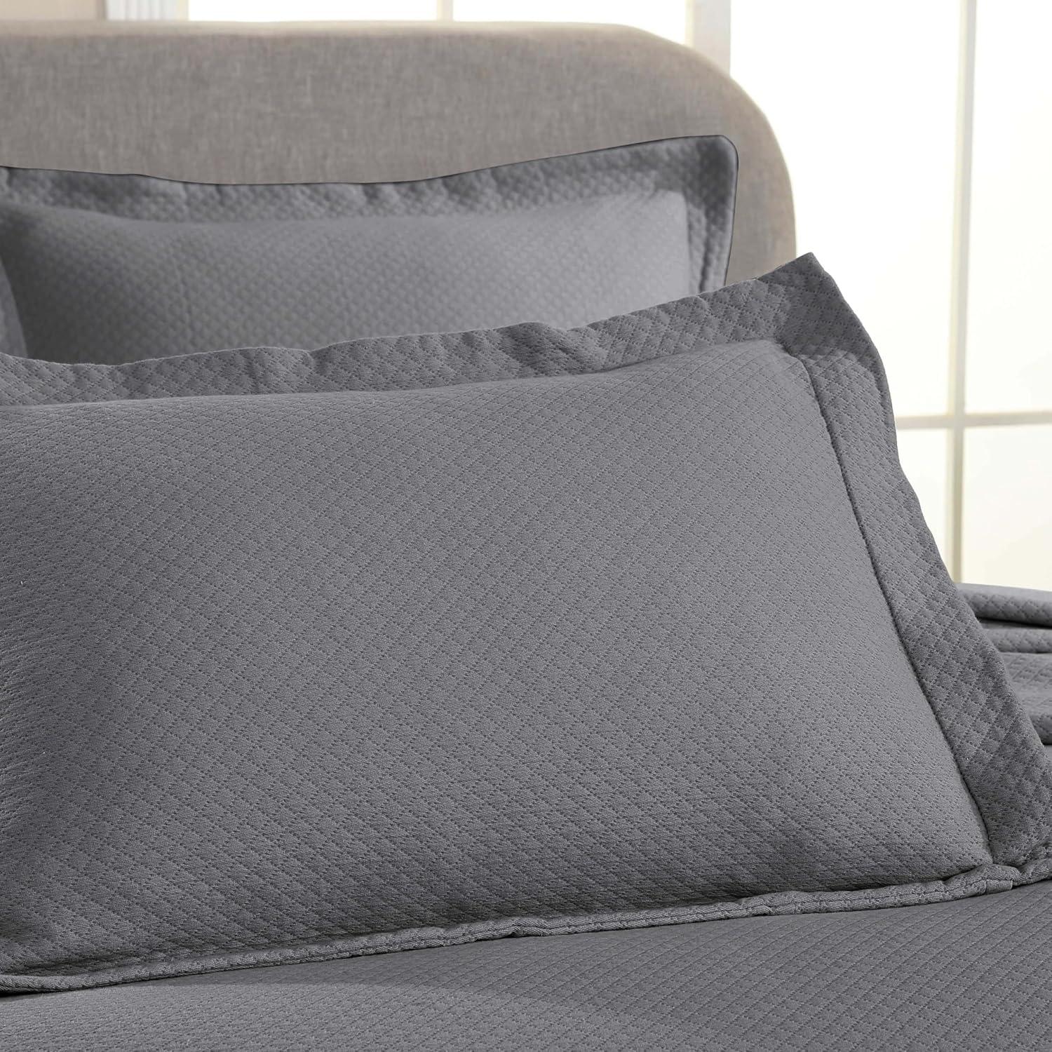 Superior Superior Solitaire Waffled Matelassé Bedspread Set with Shams