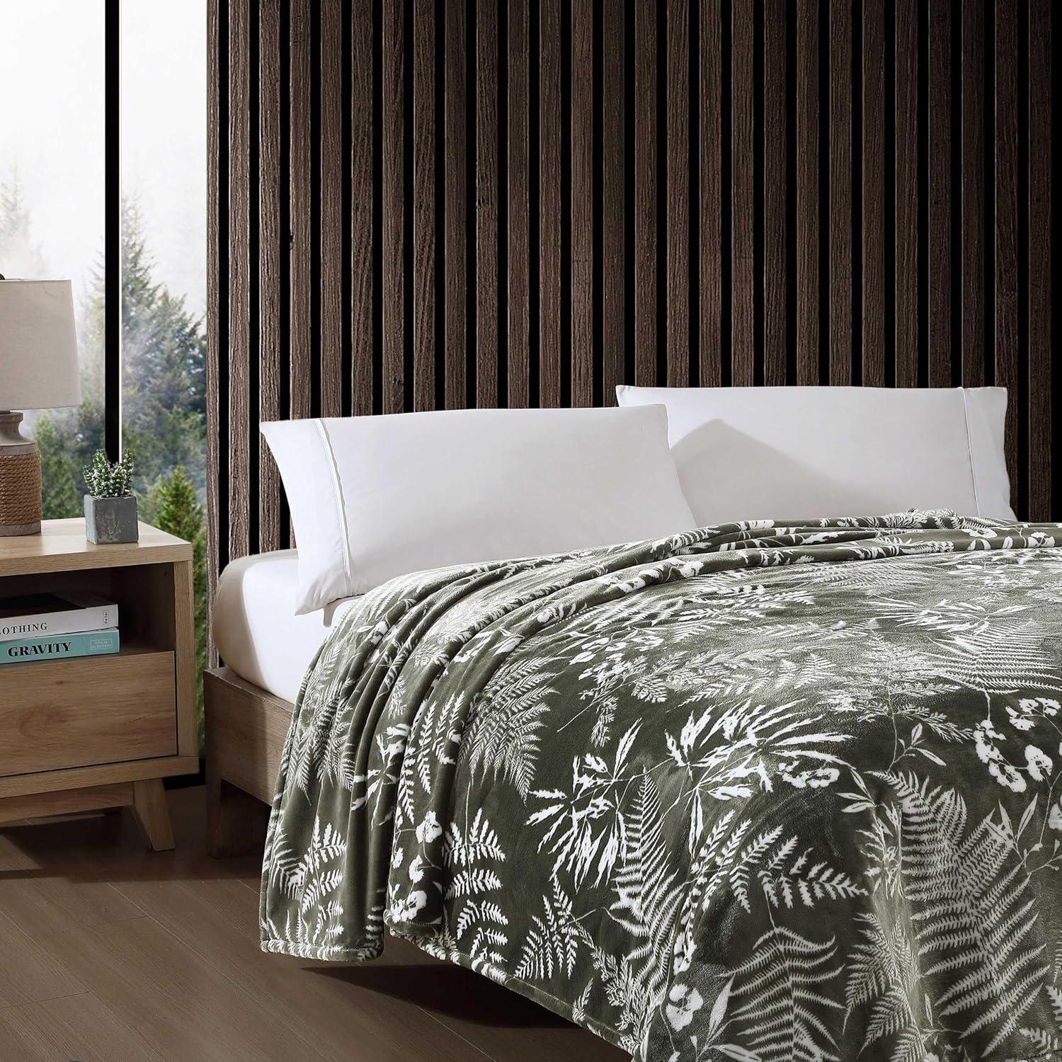 Eddie Bauer Eddie Bauer Printed Ultra Soft Plush Fleece Reversible Blanket