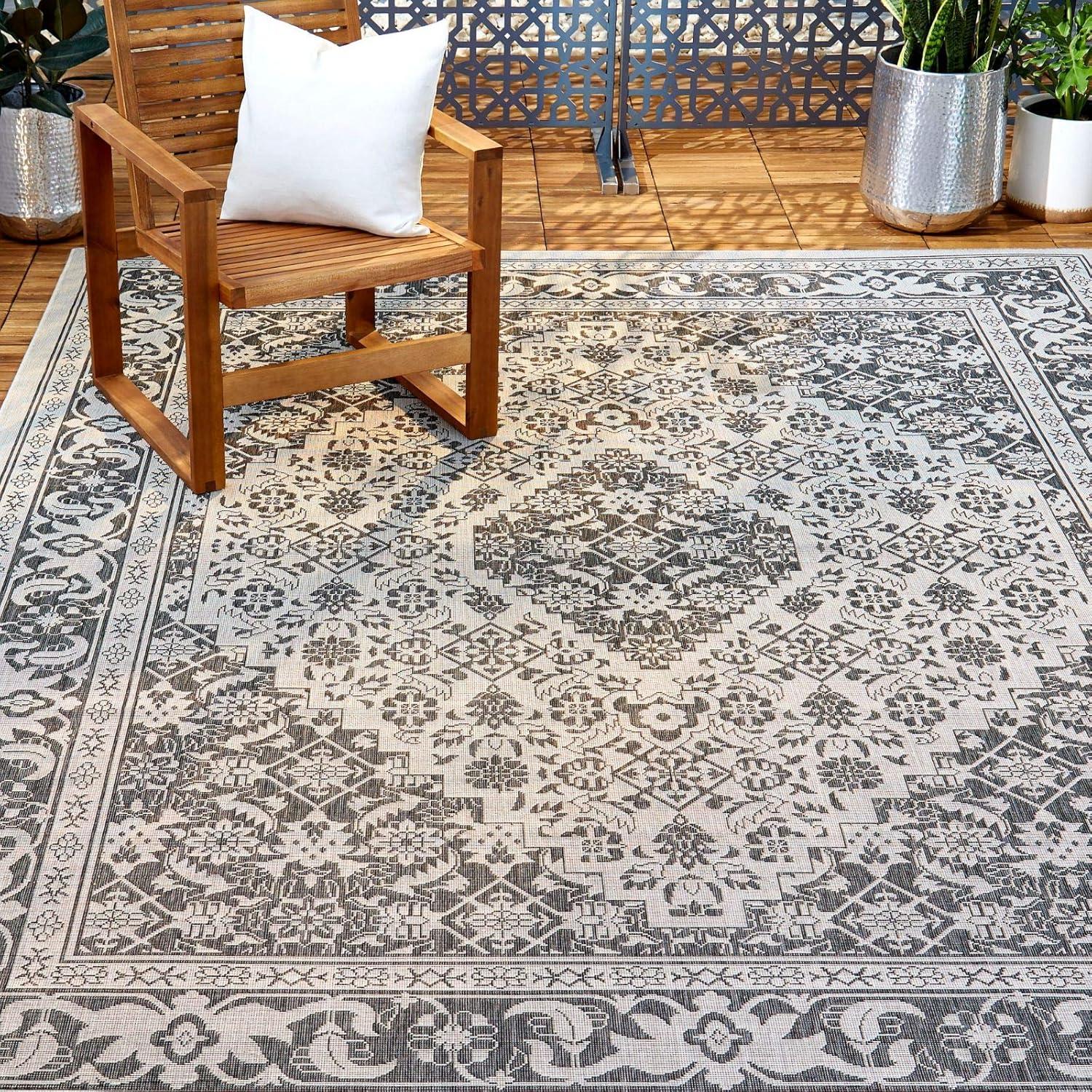 Nicole Miller New York Patio Country Dahlia Medallion Indoor/Outdoor Area Rug Grey/Black