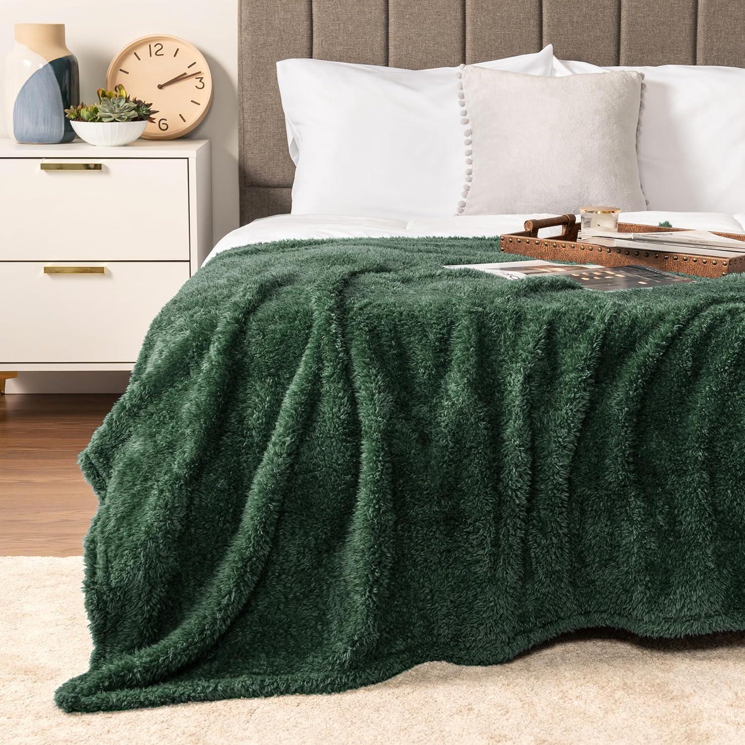 PAVILIA Plush Throw Blanket for Couch Bed, Faux Shearling Blanket and Throw for Sofa Home Decor, Emerald Green/Throw - 50x60