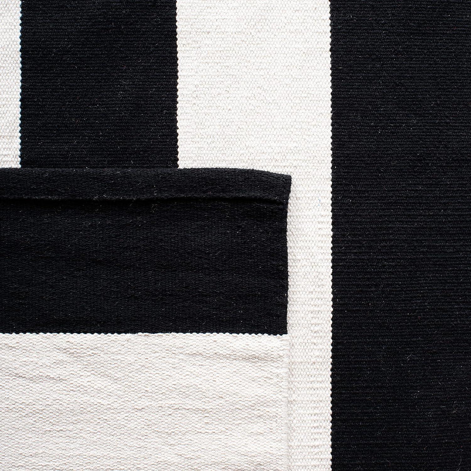 Montauk MTK712 Hand Woven Indoor Accent Rug - Black/Ivory - 4'x6' - Safavieh