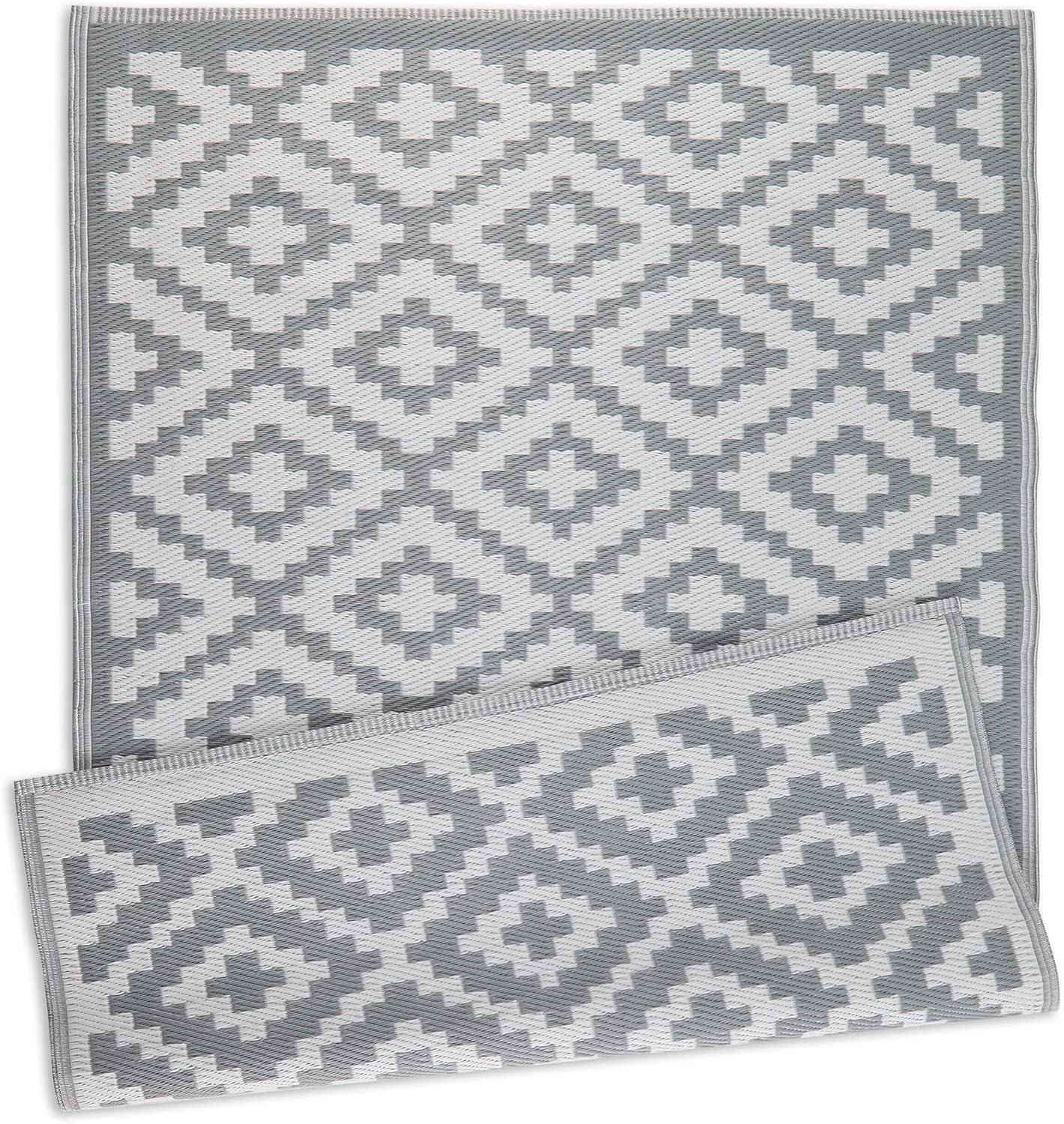 Gray and White Diamond Pattern Outdoor Rug, 4' x 6'