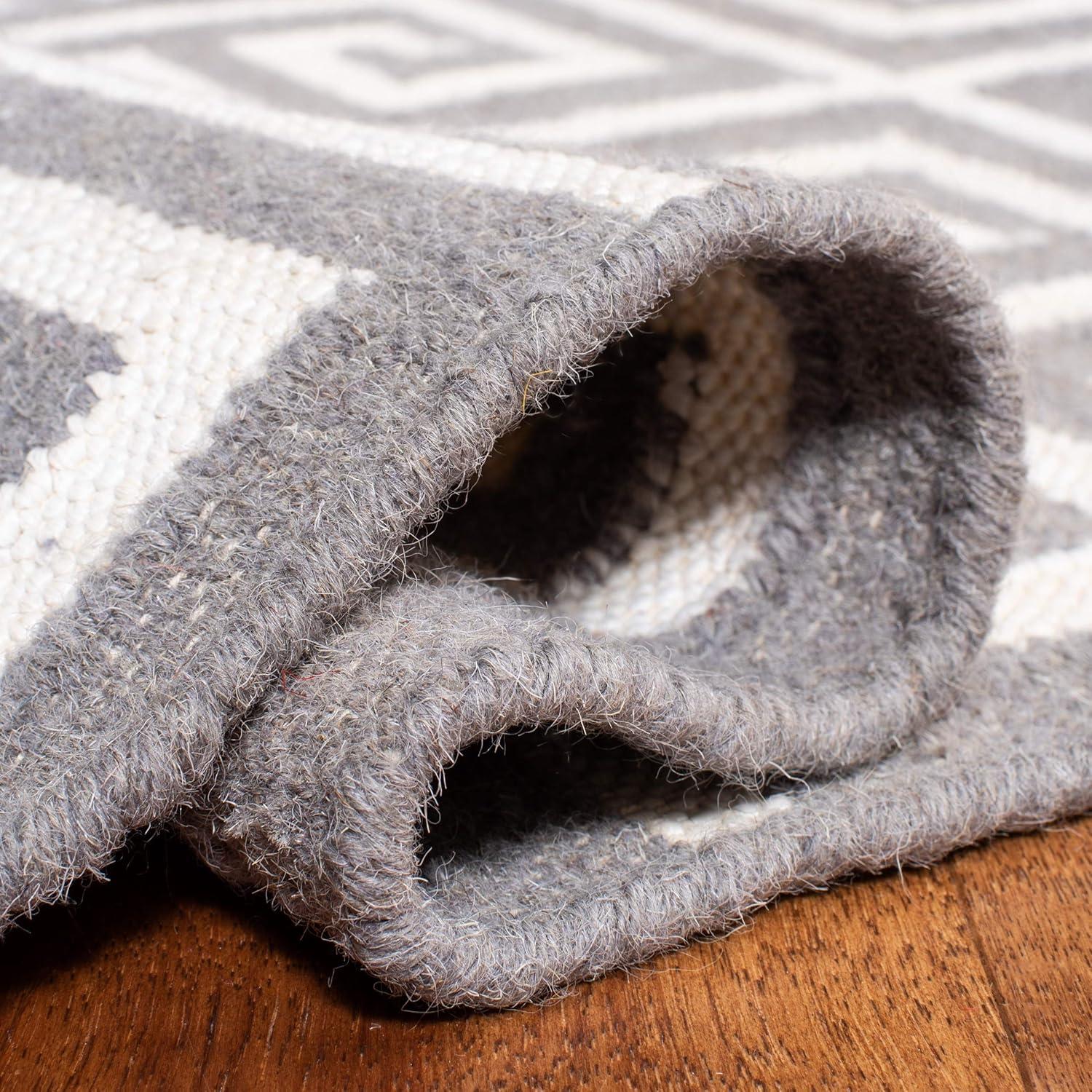 Dhurries DHU626 Hand Woven Flat Weave Accent Rug Grey / Ivory 2'-6" X 4' - Safavieh.