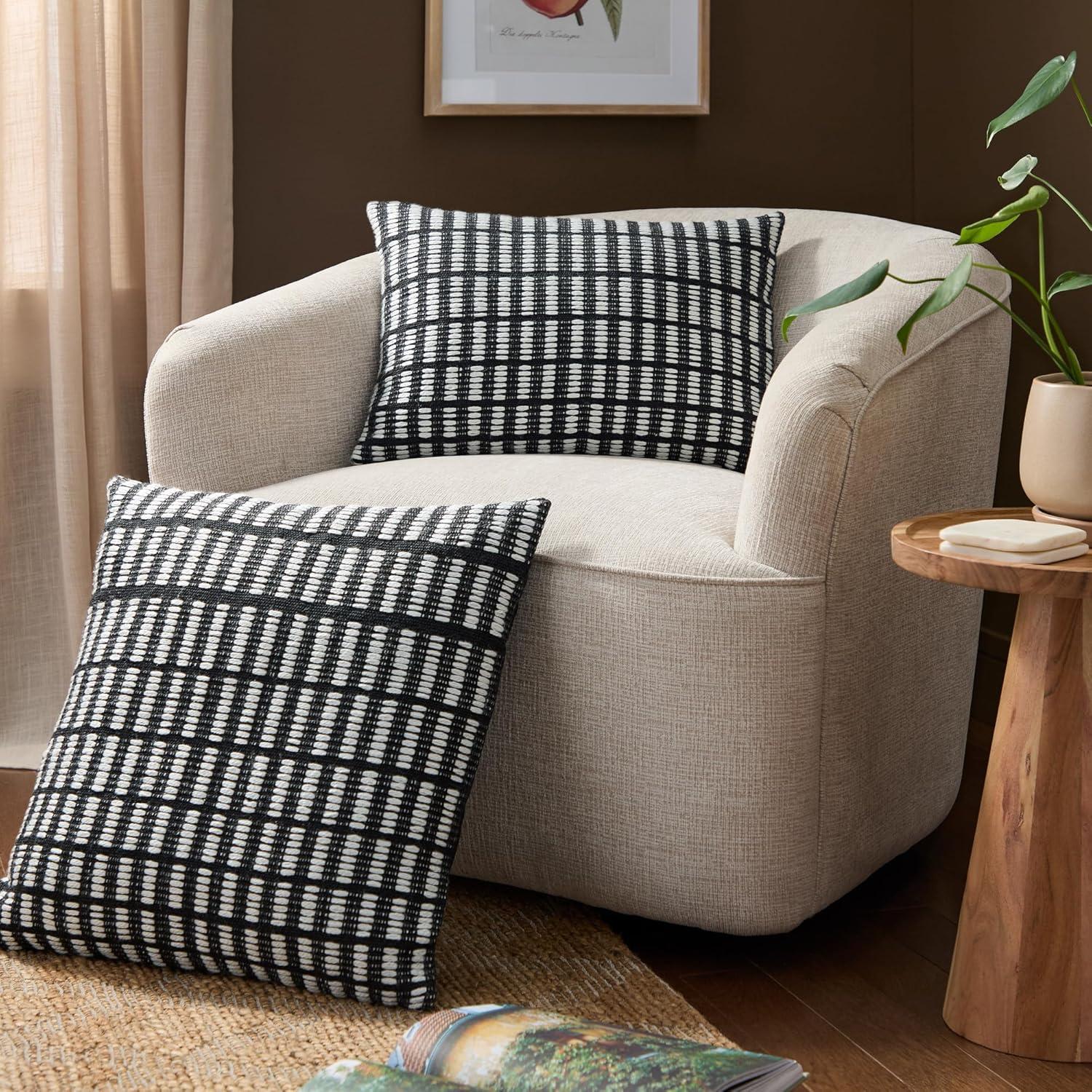 TOWN & COUNTRY TERRA Alara Solid Border Indoor Outdoor Decorative Pillow 20"x20"