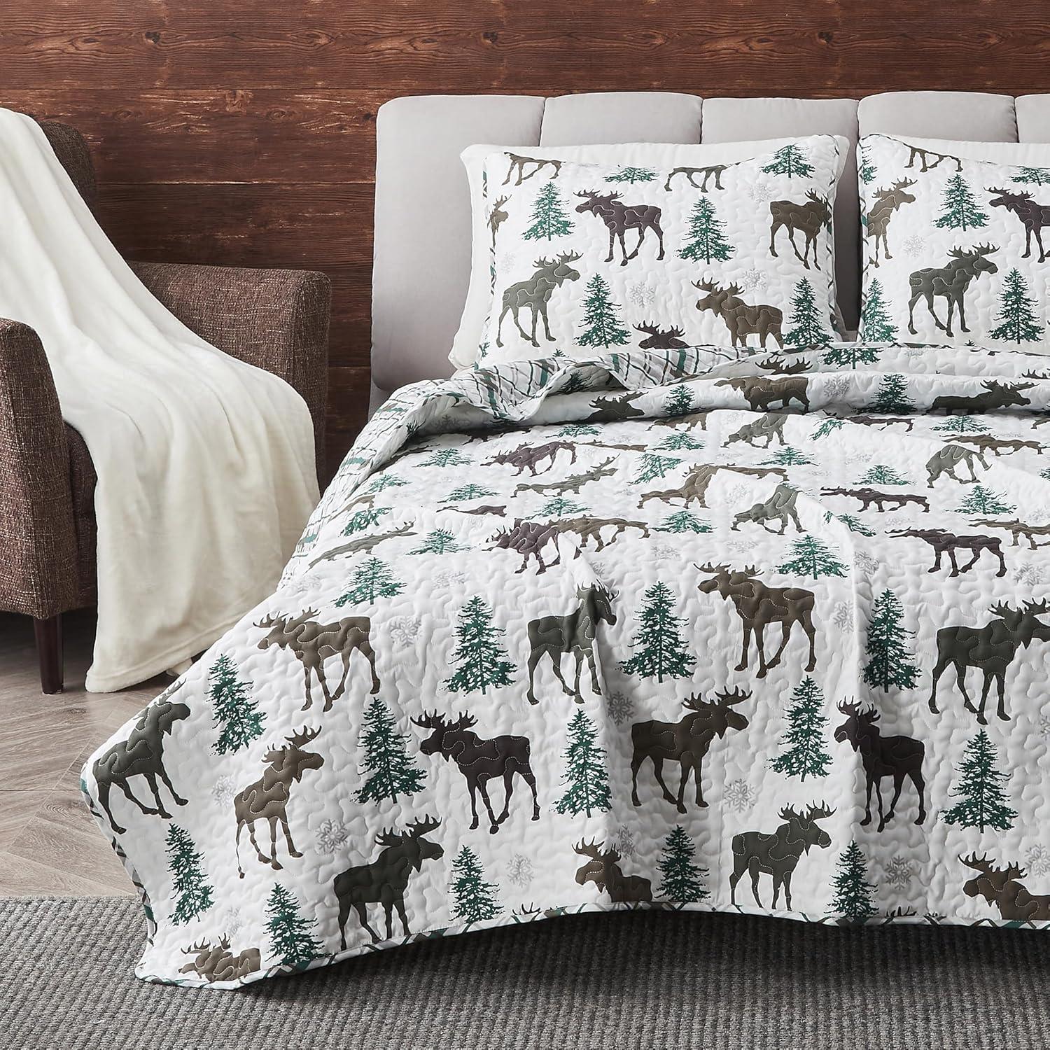 Moose Printed Reversible Patchwork Quilt Set with Shams