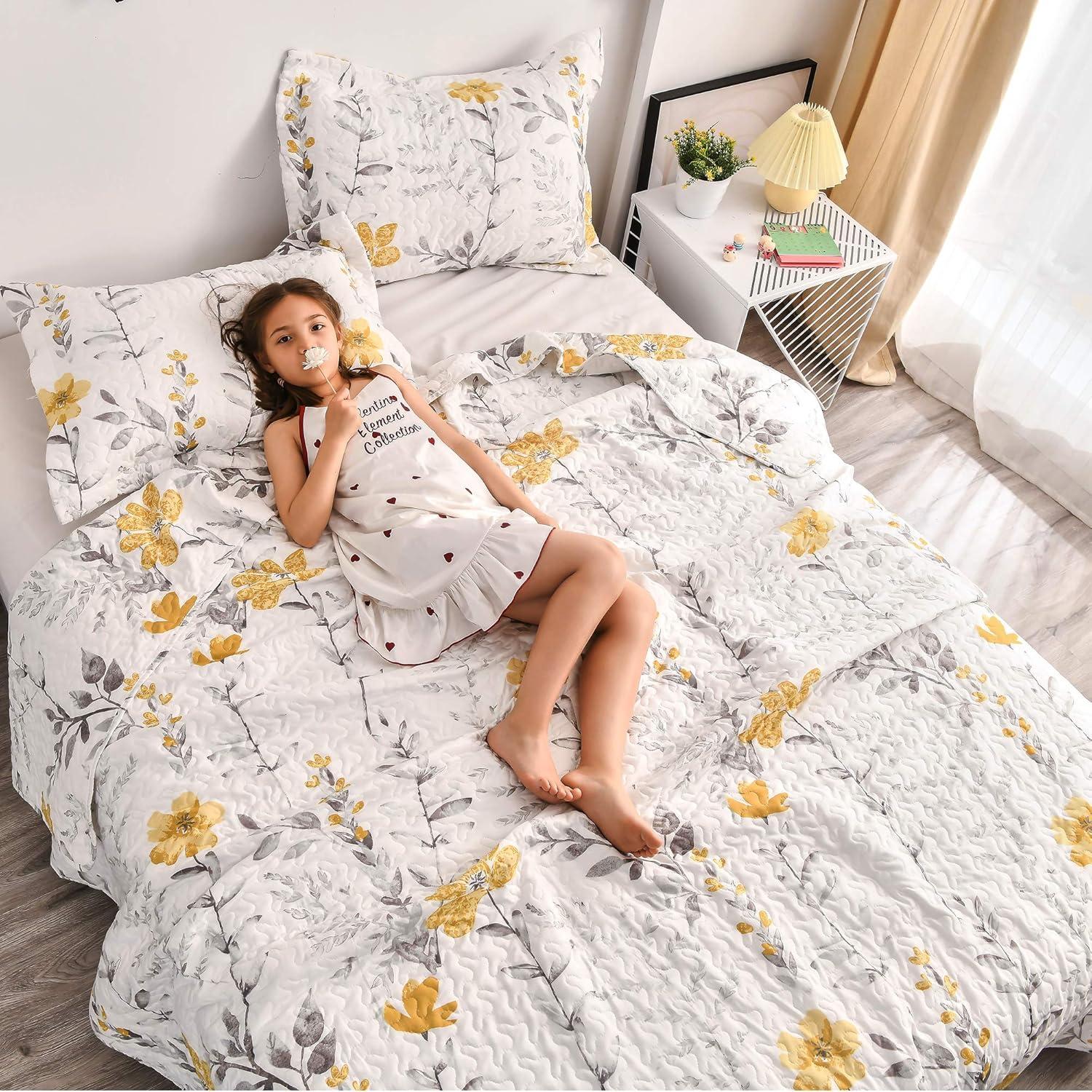 Torre & Tagus Aprile Traditional Floral Quilt Set