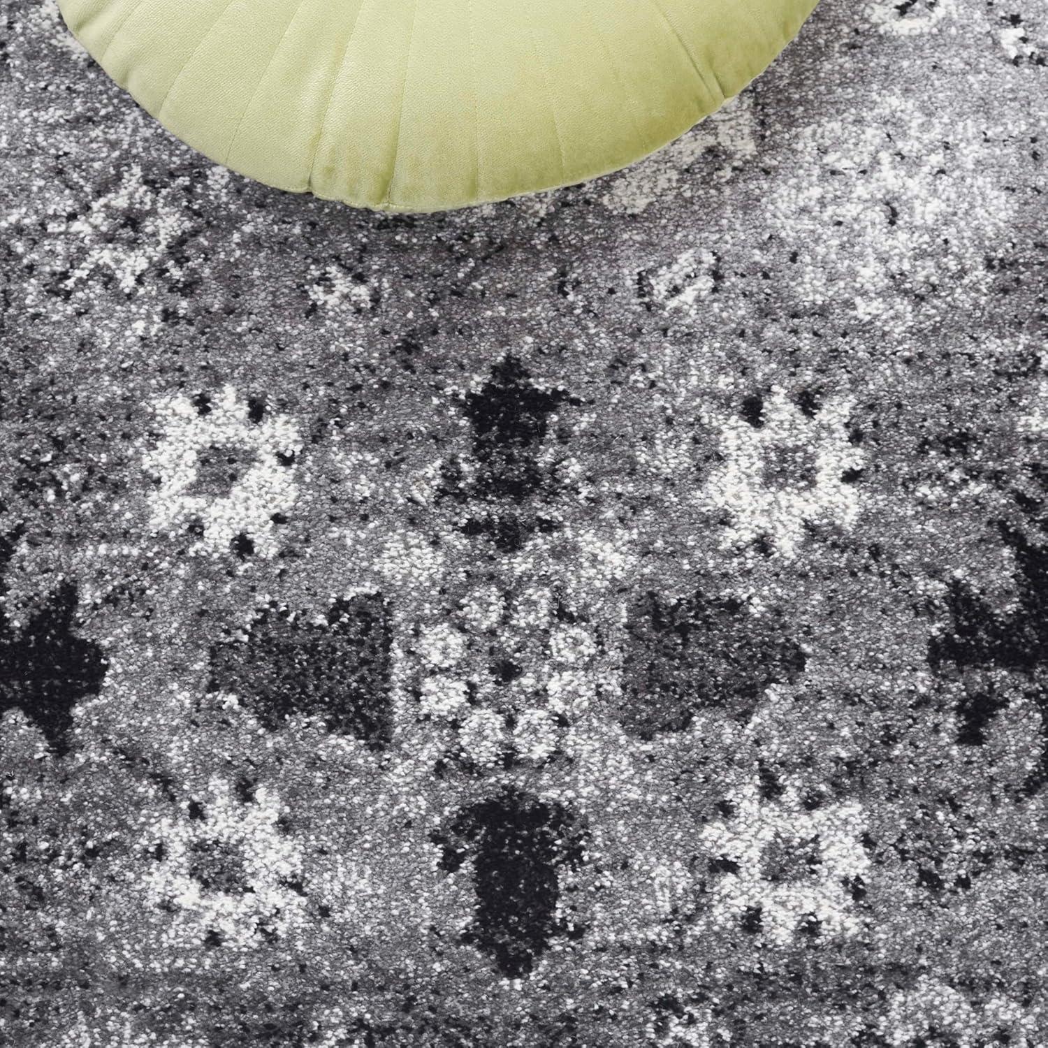 Vintage Hamadan VTH214 Power Loomed Indoor Area Rug - Grey/Black - 5'3"x7'6" - Safavieh