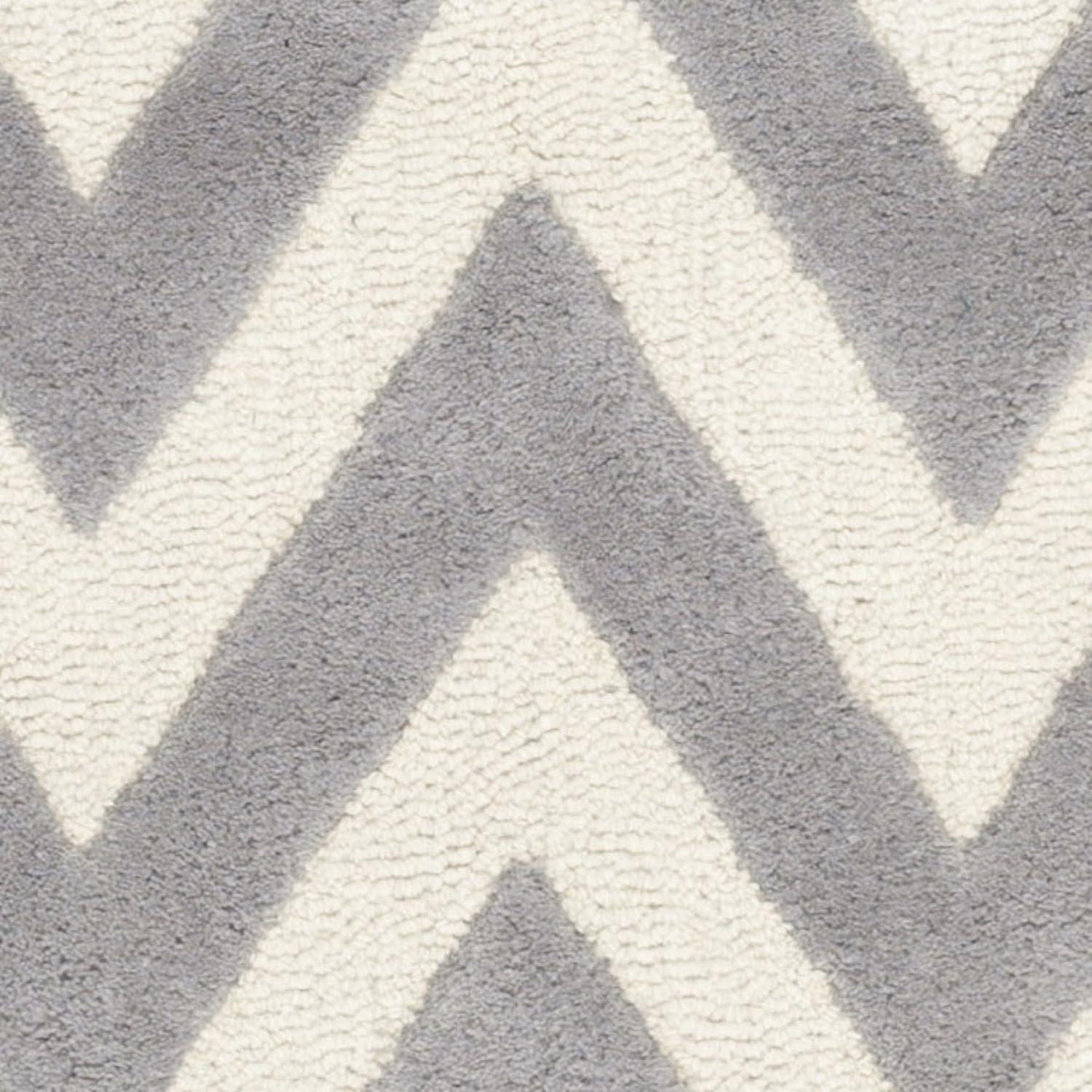 SAFAVIEH Cambridge Kaitlyn Zig Zag Stripes Wool Area Rug, Silver/Ivory, 4' x 4' Square