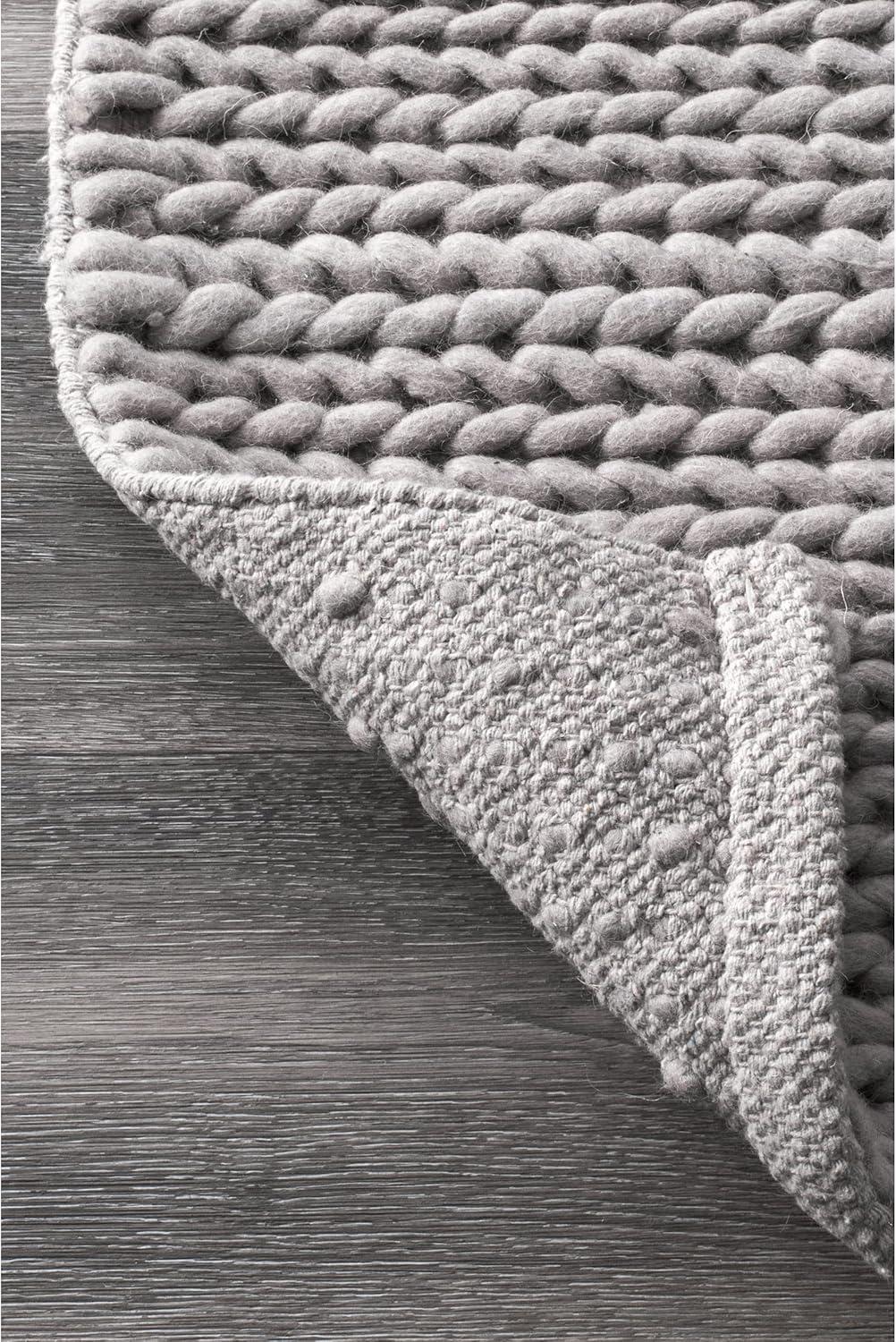 Handmade Braided Wool Accent Rug 2' x 3' in Light Grey