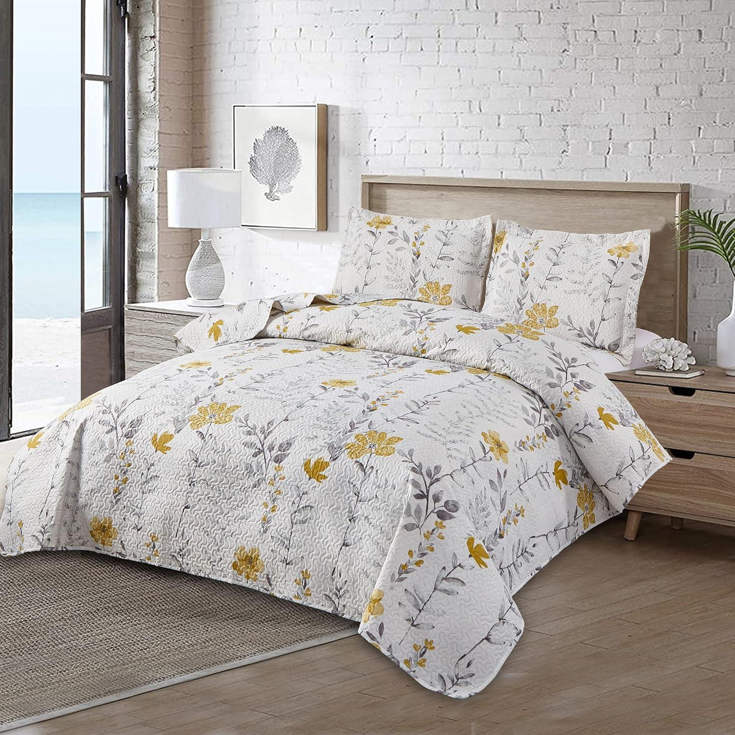 Torre & Tagus Aprile Traditional Floral Quilt Set