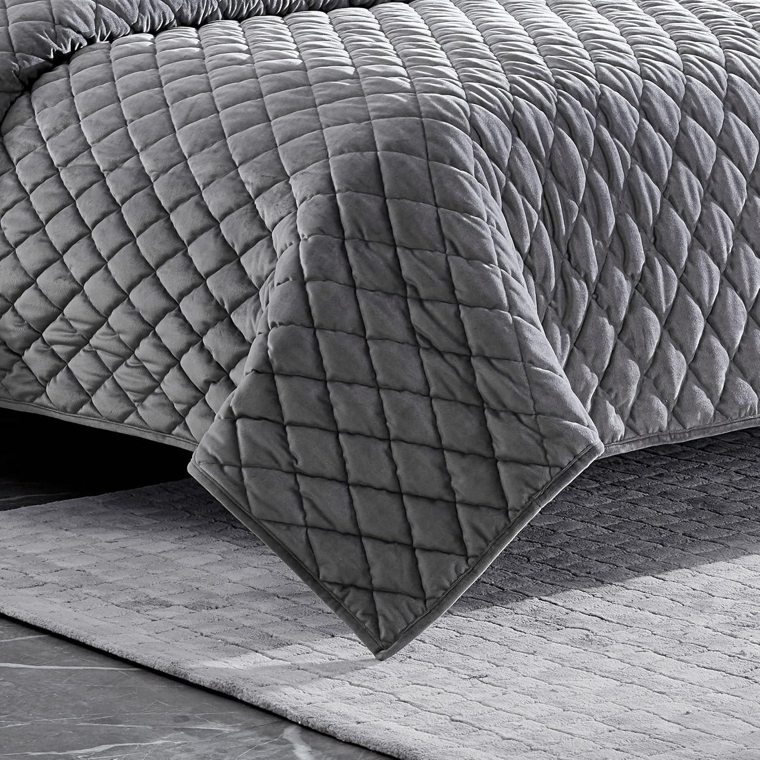 Vera Wang Vera Wang Diamond Velvet Quilt Set