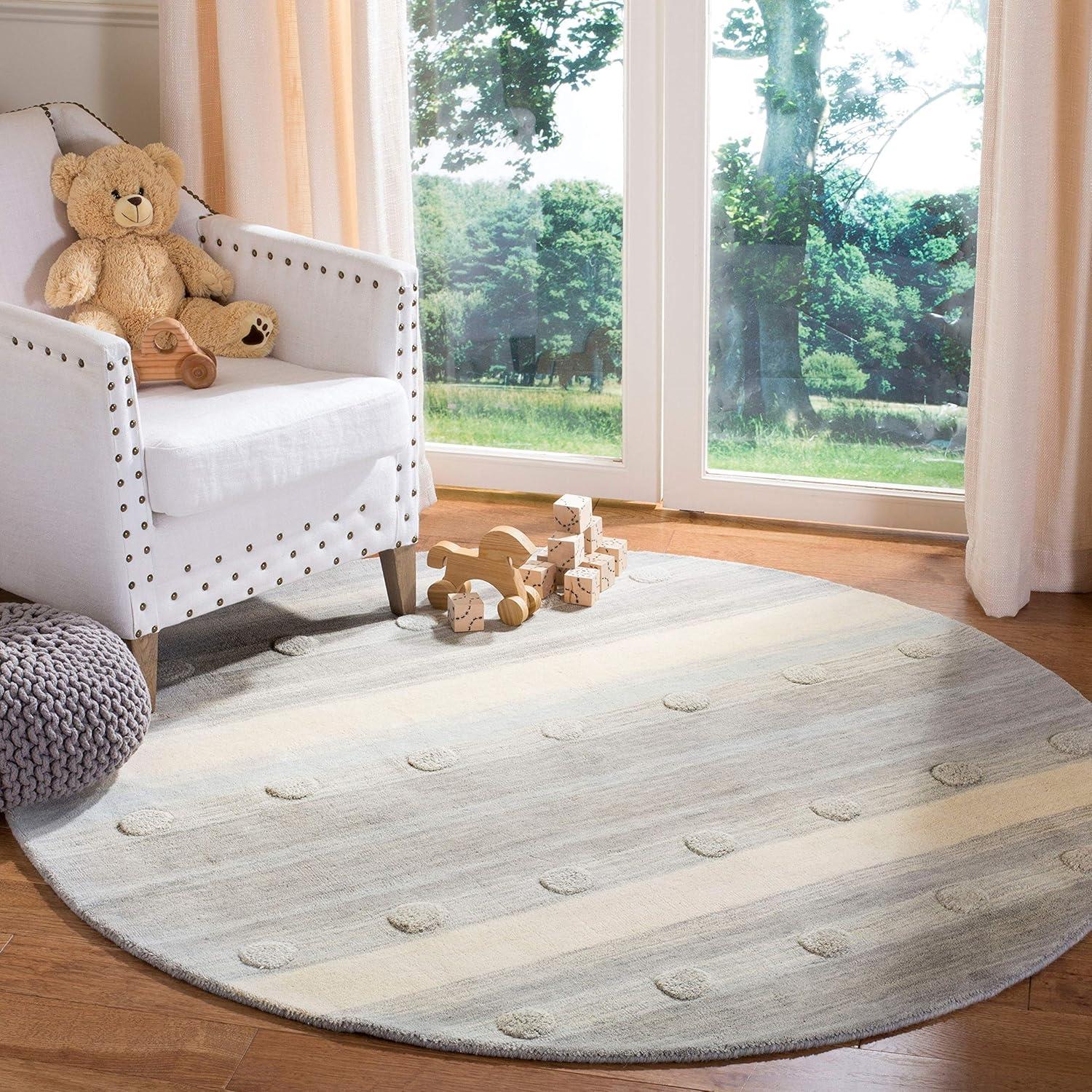 Safavieh Kids SFK801 Hand Loomed Indoor Accent Rug - Grey/Ivory - 3'x5' - Safavieh