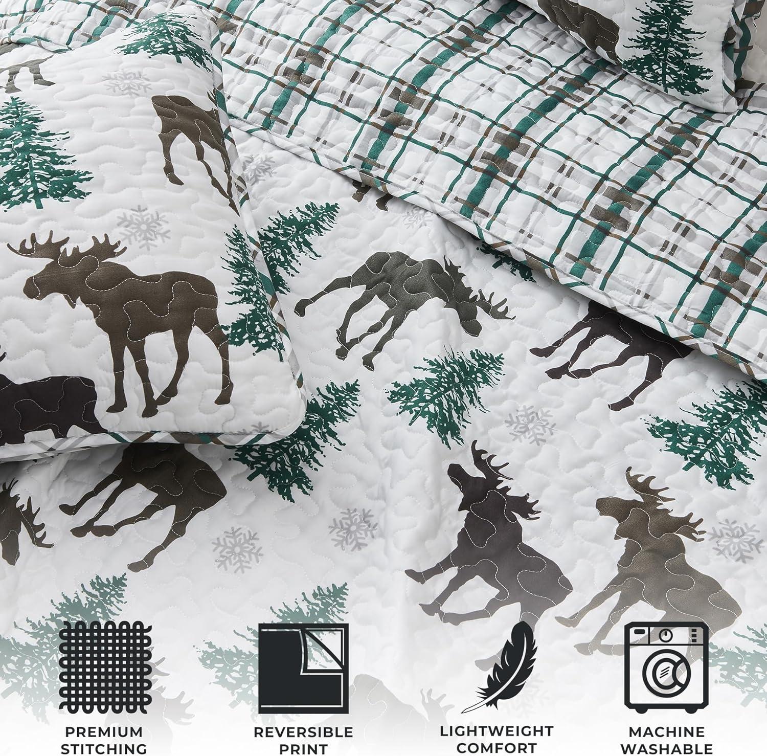 Moose Printed Reversible Patchwork Quilt Set with Shams