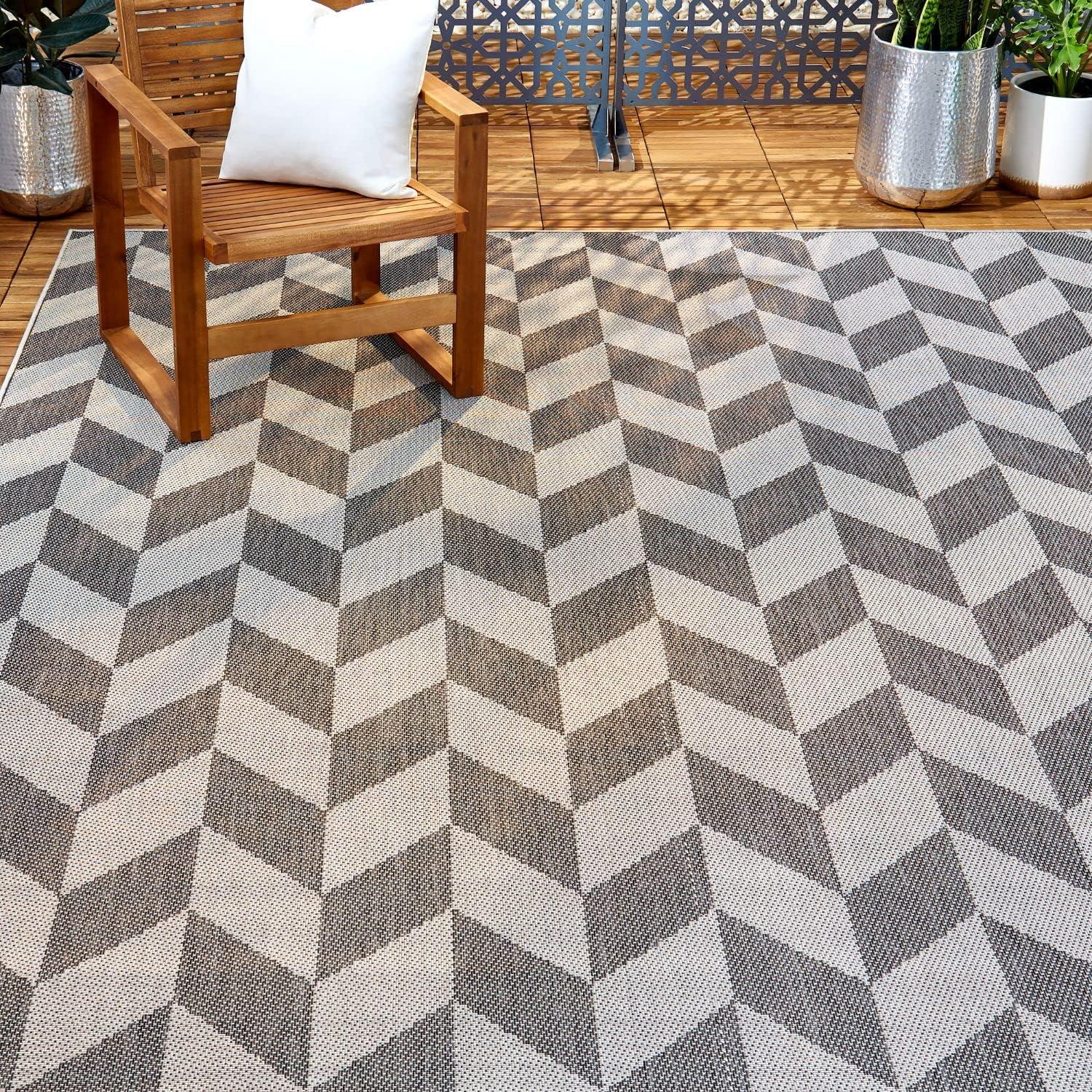 Nicole Miller New York Patio Sofia Holly Transitional Geometric Indoor/Outdoor Area Rug