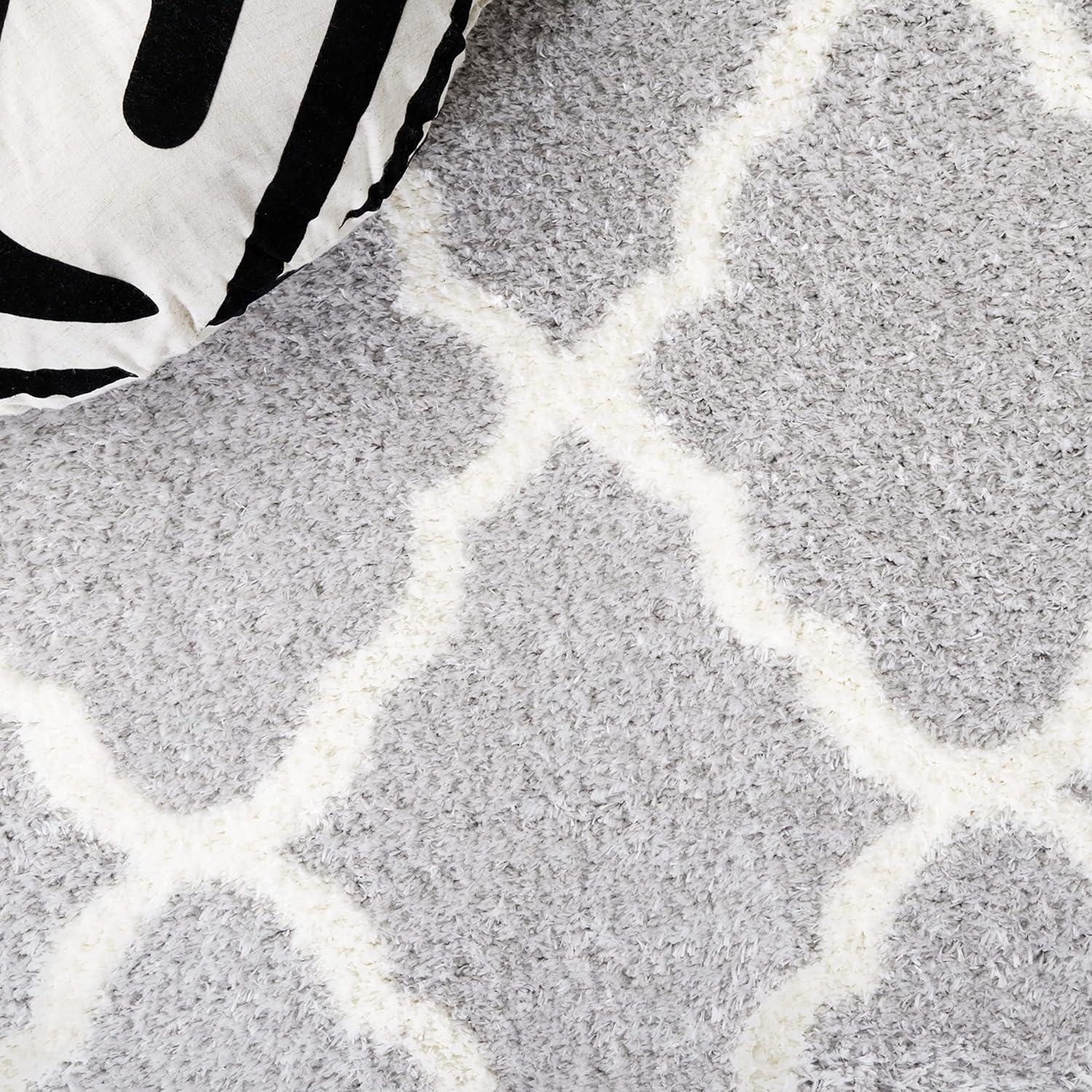 Tahoe Shag THO675 Power Loomed Indoor Area Rug - Light Grey/White - 5'x7' - Safavieh