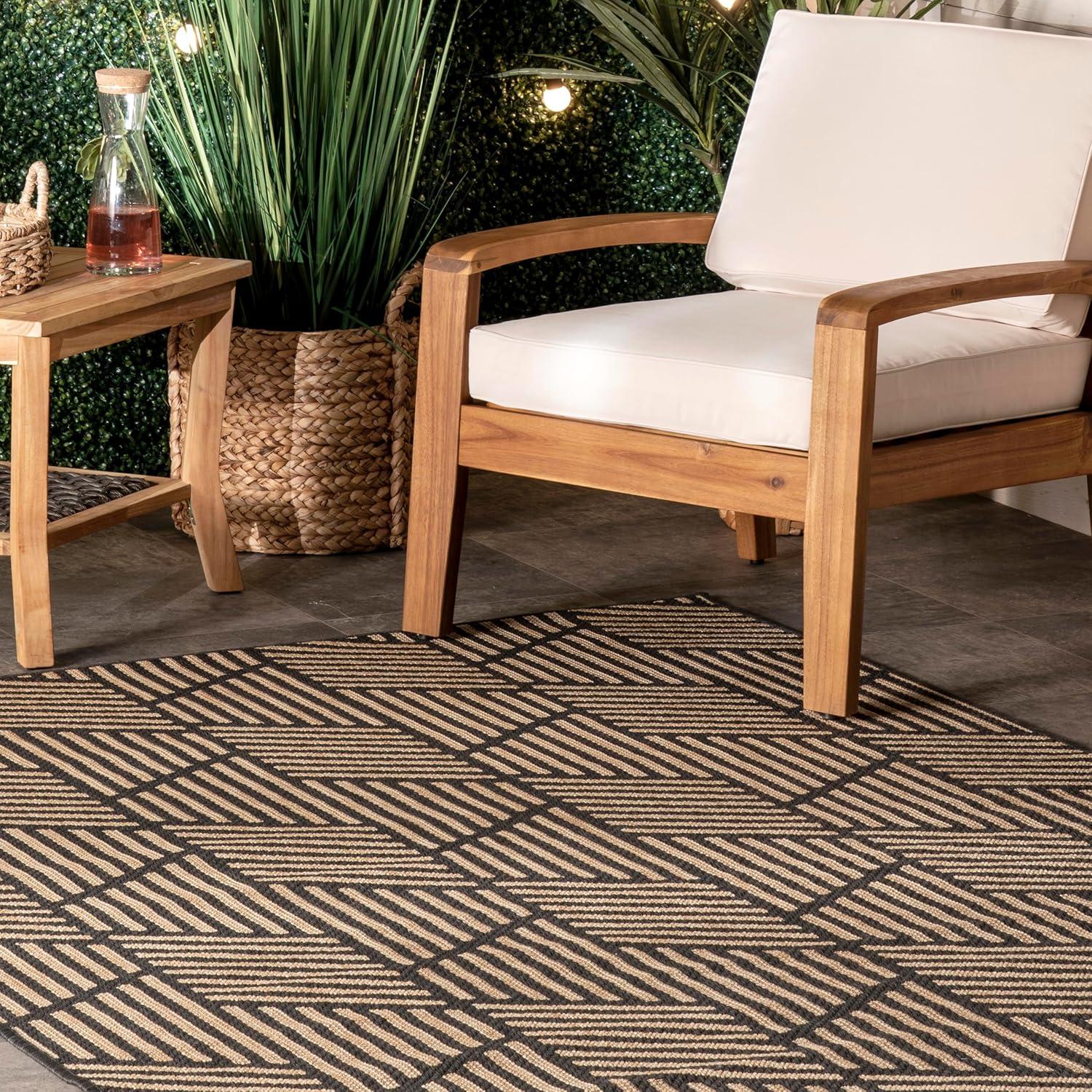 Nuloom Leona Geometric 5x8 Indoor/Outdoor Area Rug for Living Room Patio Deck Front Porch Kitchen, Charcoal/Ivory