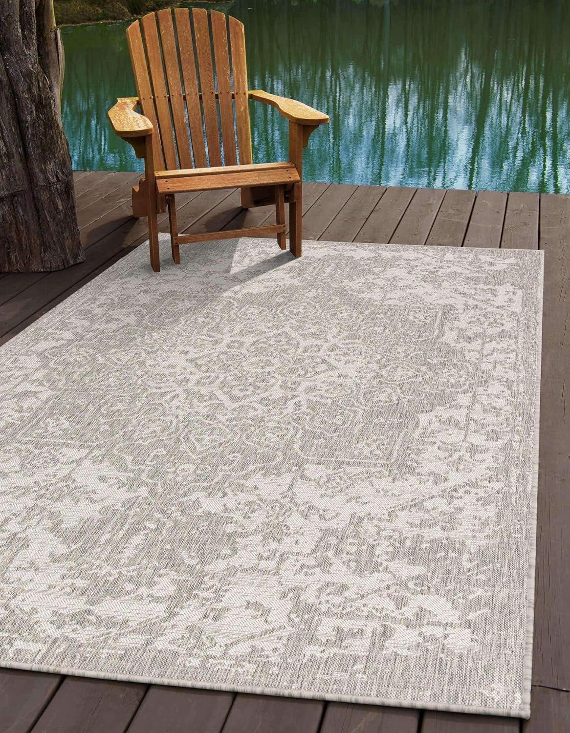 Gray Medallion Easy-Care Outdoor Synthetic Area Rug, 3' x 5'