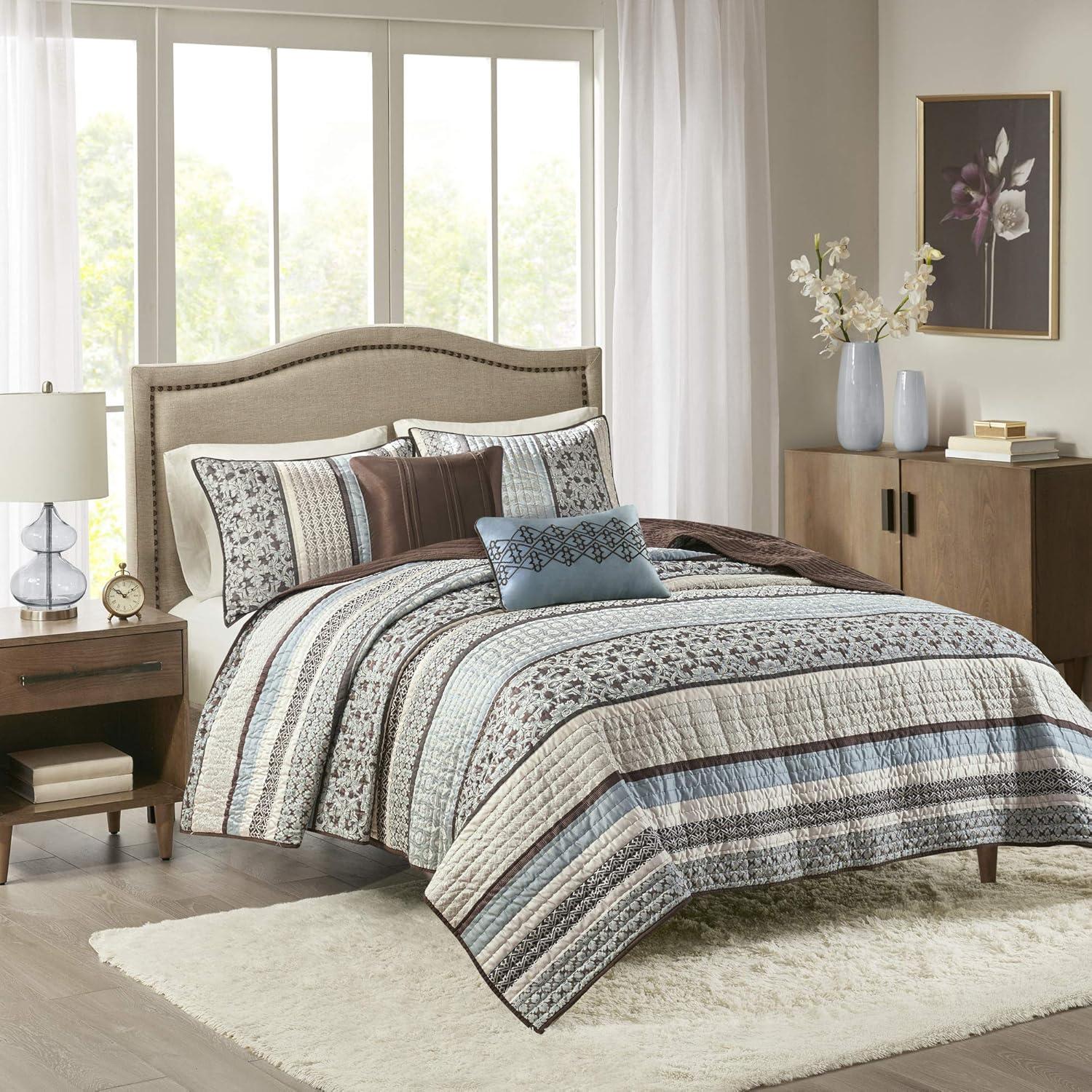 Jacquard Quilt Set with Throw Pillows