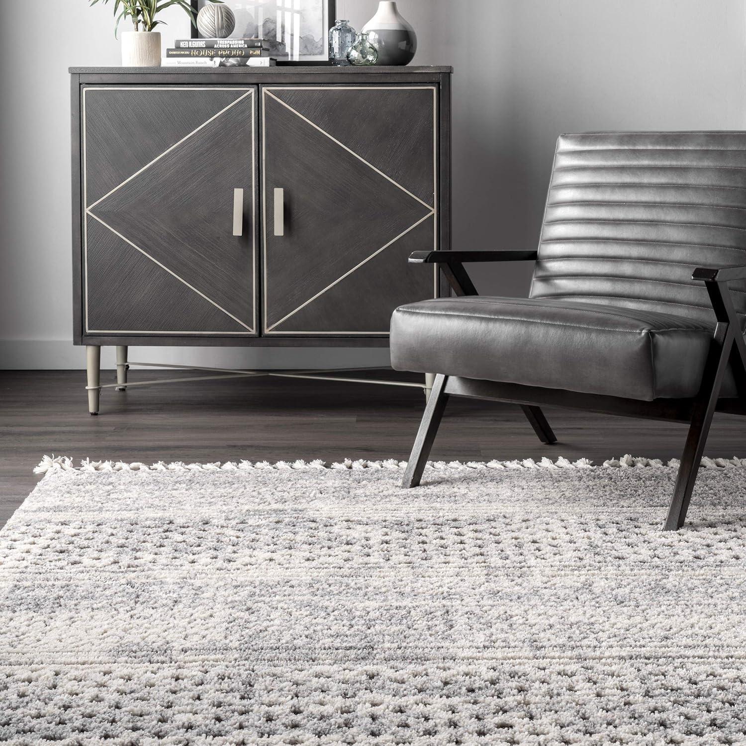 Luxe Gray Geometric 4' x 6' Synthetic Easy Care Area Rug