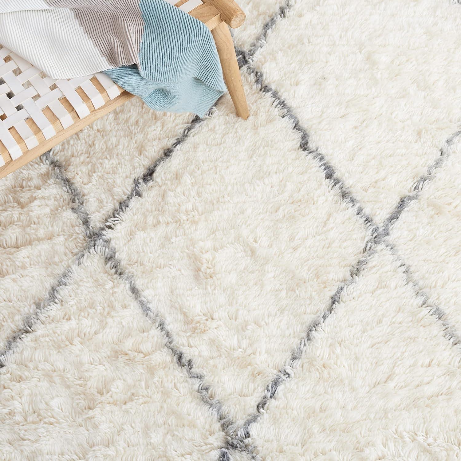 Henrie Geometric Handwoven Area Rug in Ivory/Gray