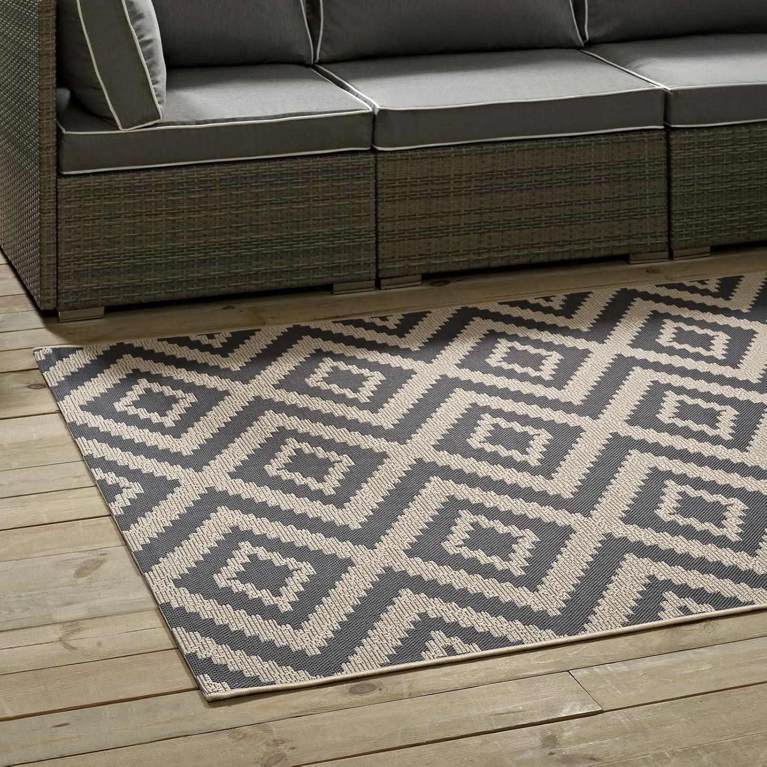 Elegant Geometric Diamond Trellis 5x8 Gray Synthetic Area Rug