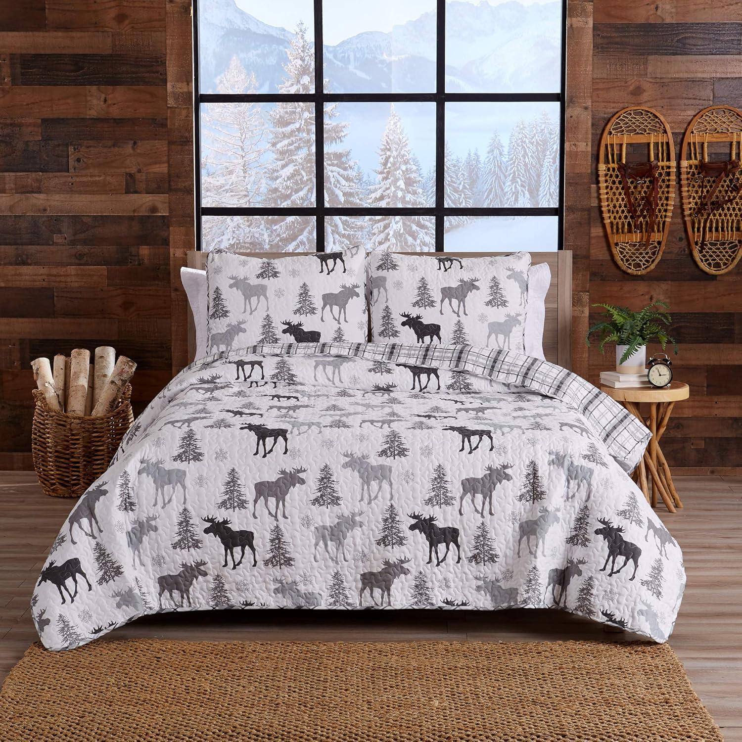 Moose Printed Reversible Patchwork Quilt Set with Shams