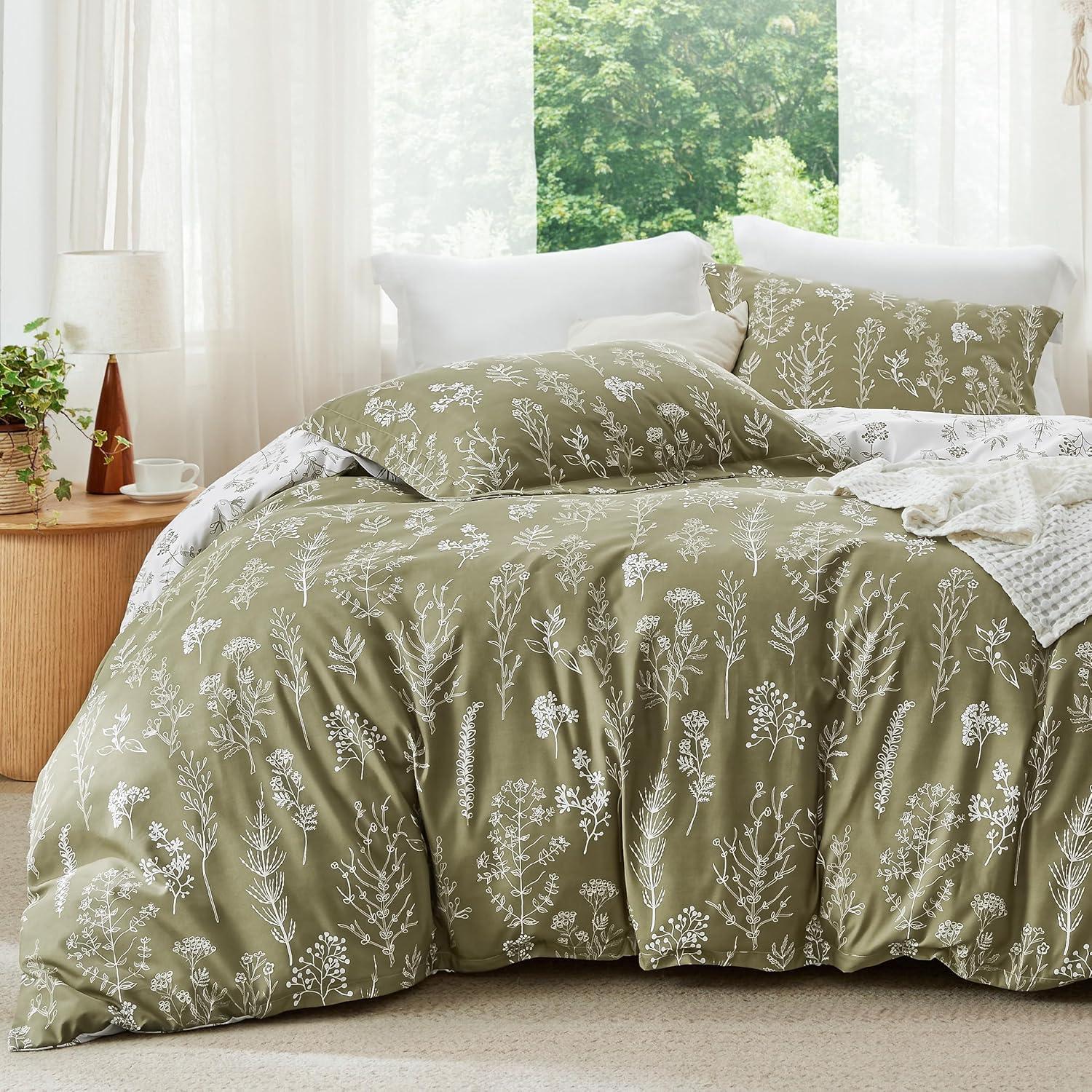 Queen - Sage Green , Cute Floral Beddings, 3 Pieces, 1 Soft Reversible Botanical Flowers