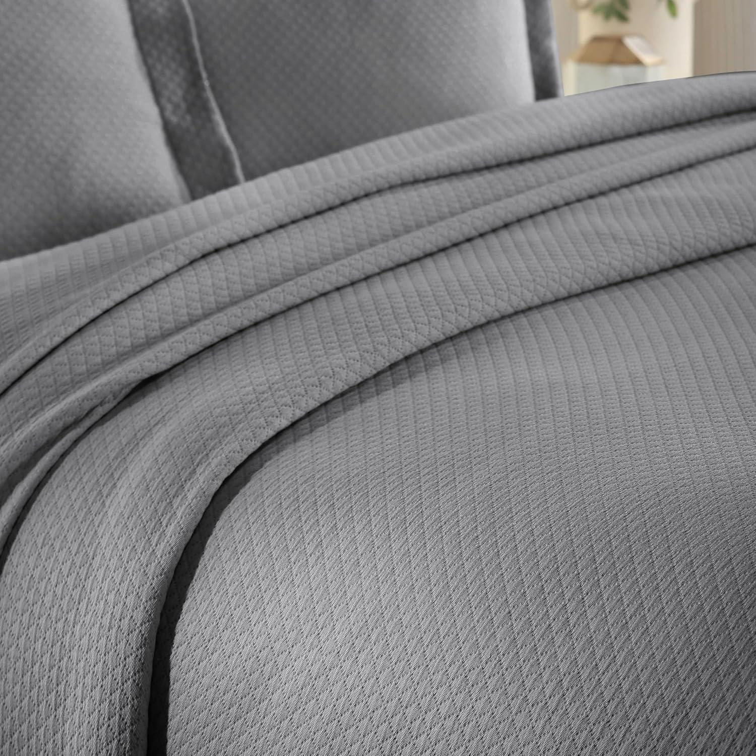 Superior Superior Solitaire Waffled Matelassé Bedspread Set with Shams