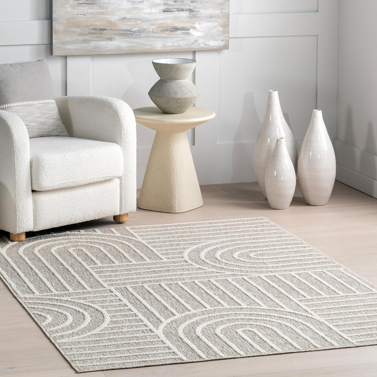 Liliya Gray Geometric 4' x 6' Washable Synthetic Rug