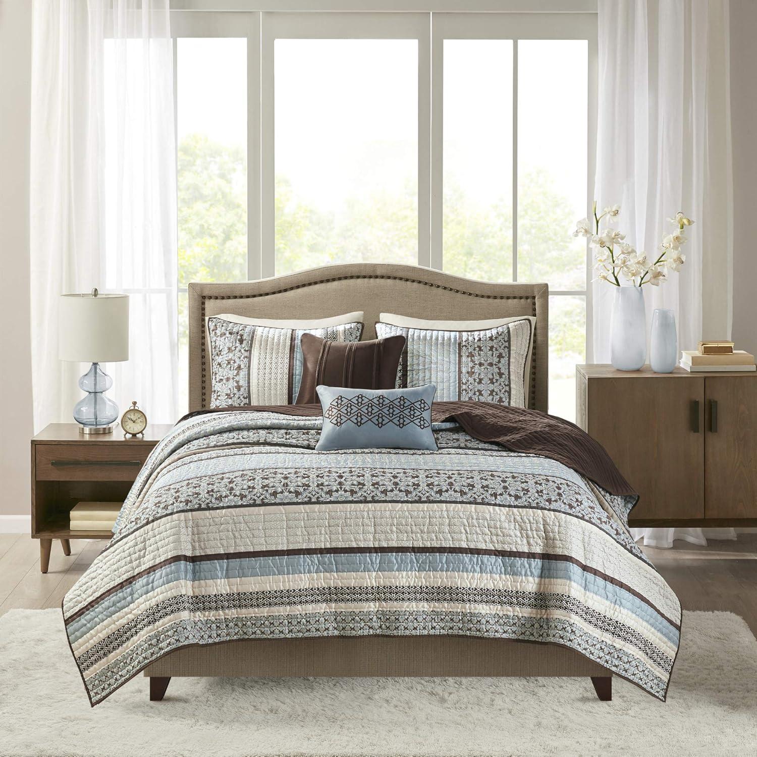 Jacquard Quilt Set with Throw Pillows