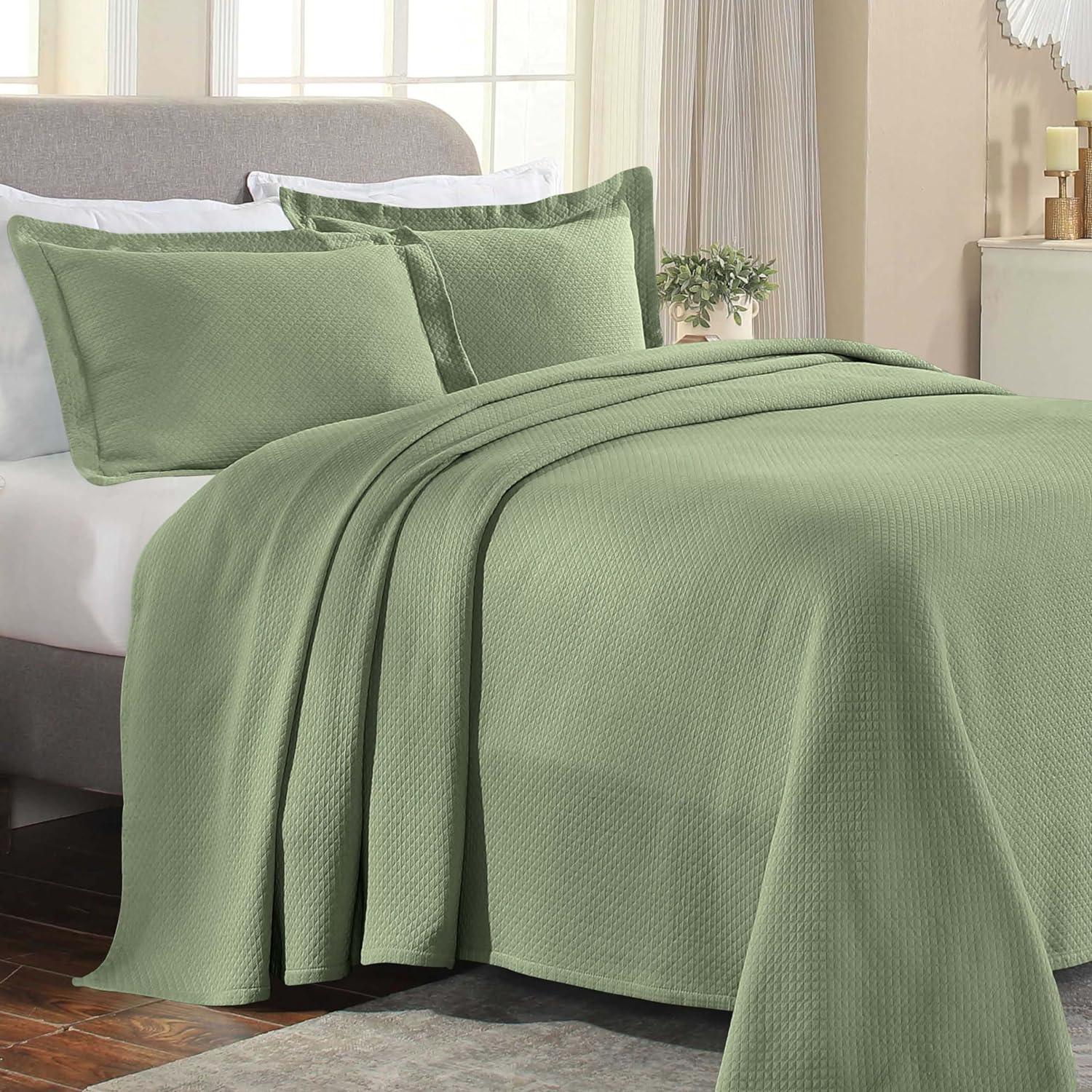 Superior Solitaire Waffled Matelassé Bedspread Set with Shams